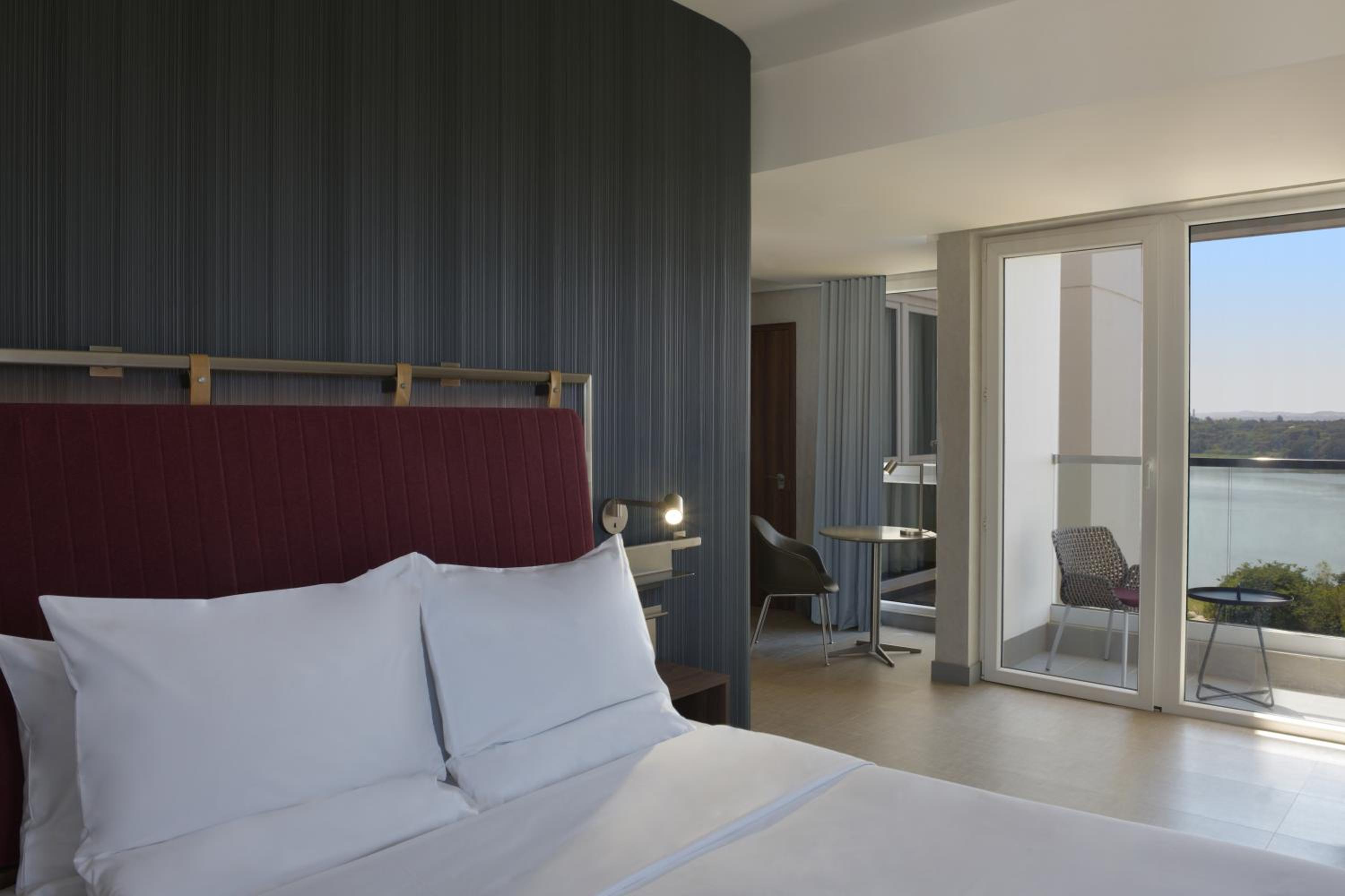Junior Suite with Double Bed - Lake Side