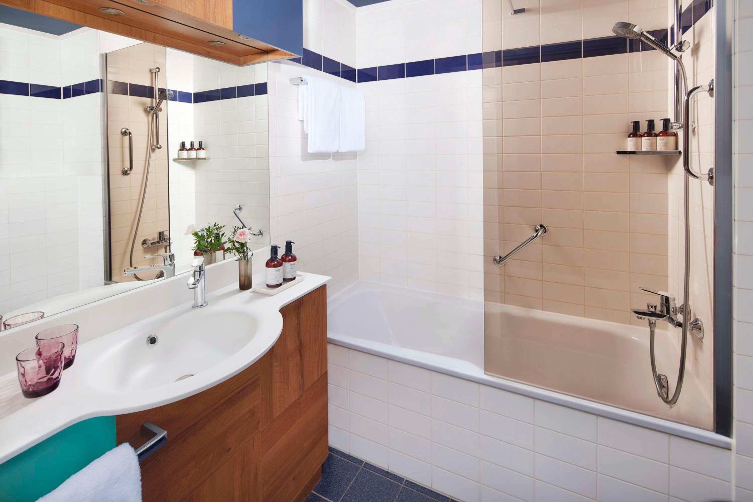 Superior Room with Panoramic Canal View with Extra Bed photo 2