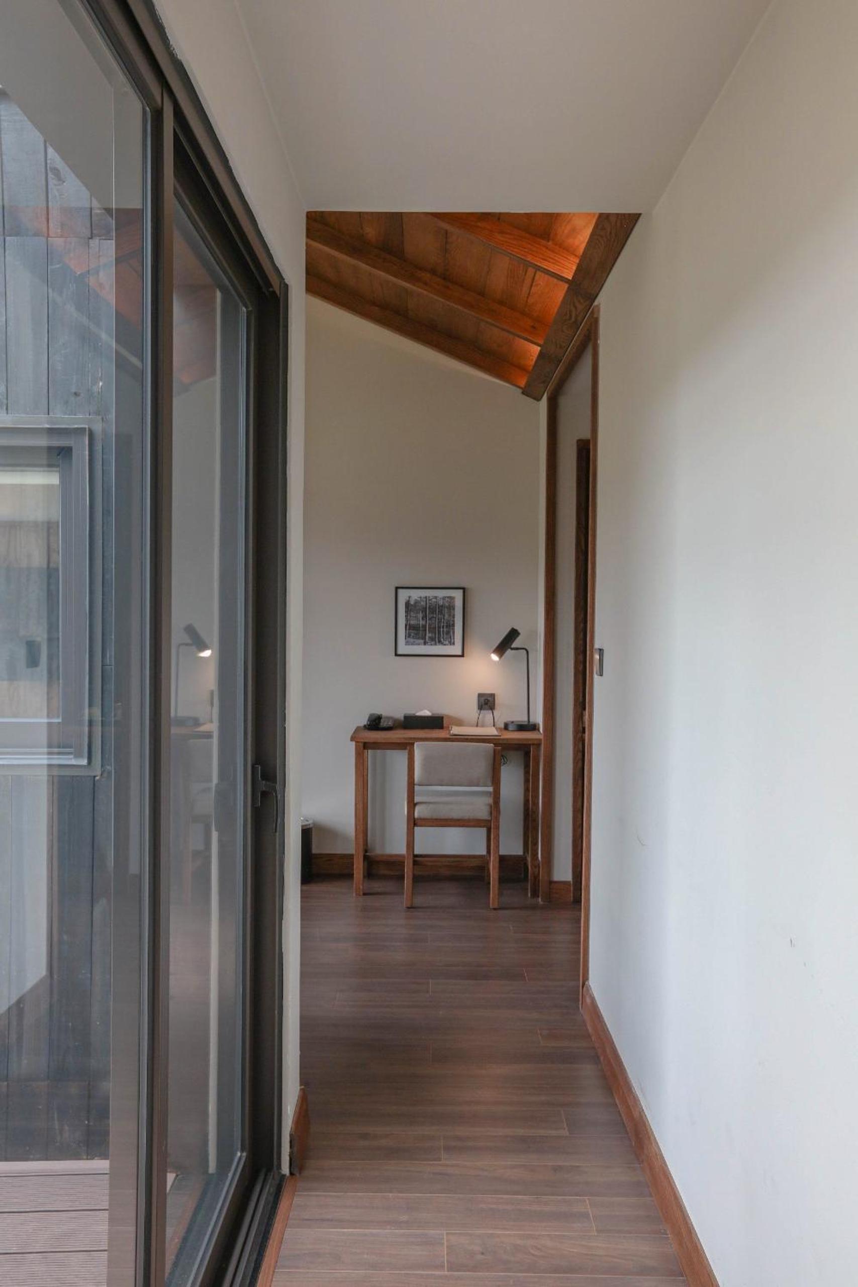 Suite - Photo 25