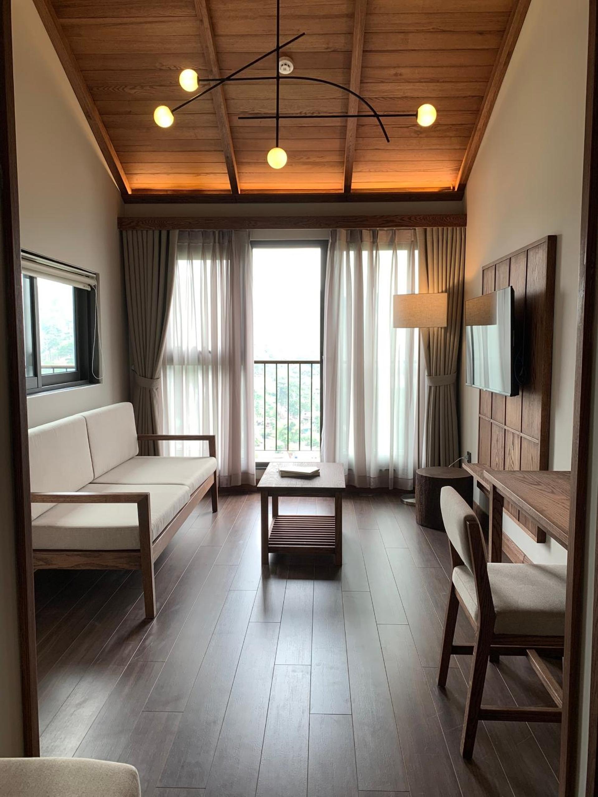 Suite - Photo 32