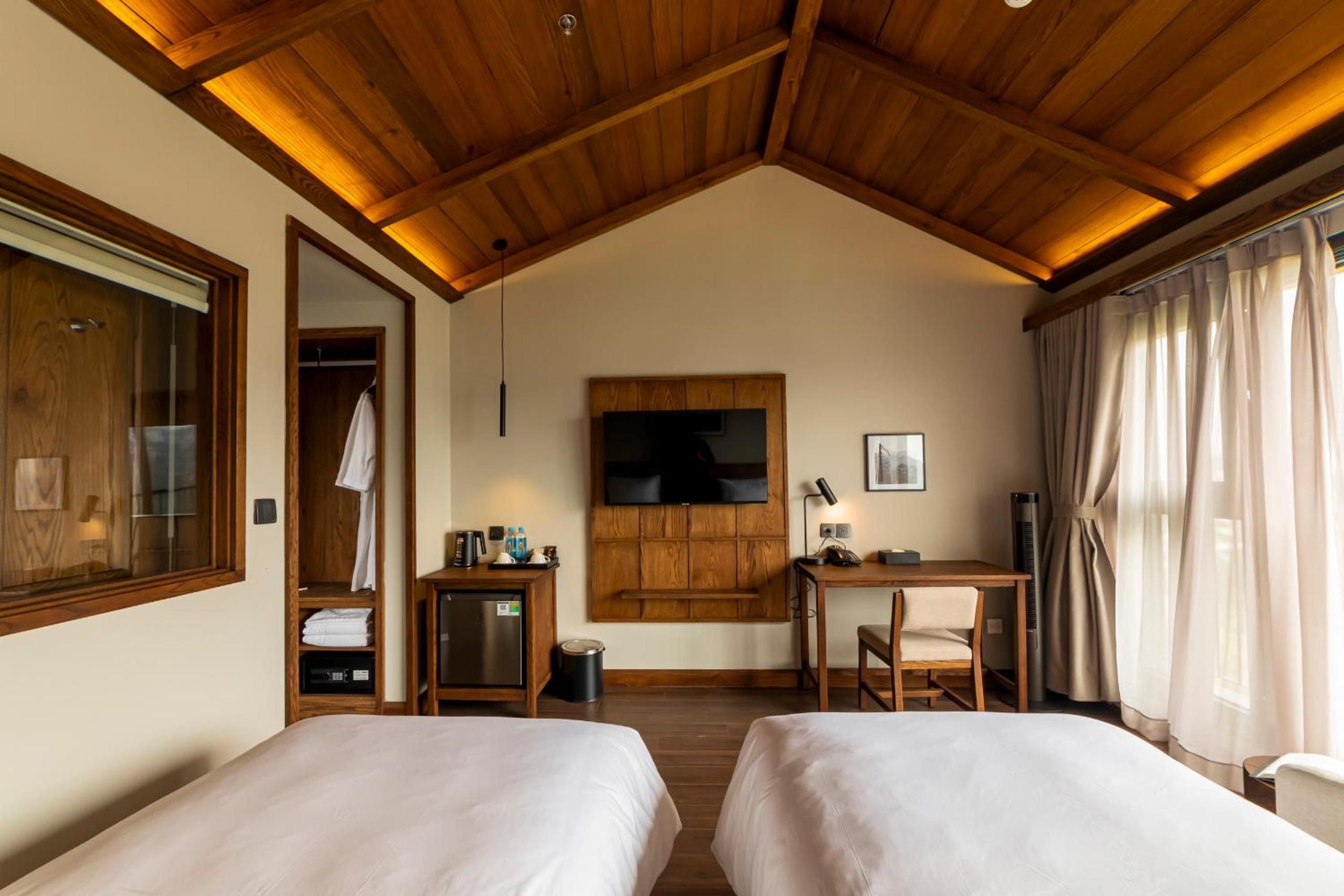 Deluxe Double or Twin Room with Mountain View photo 3