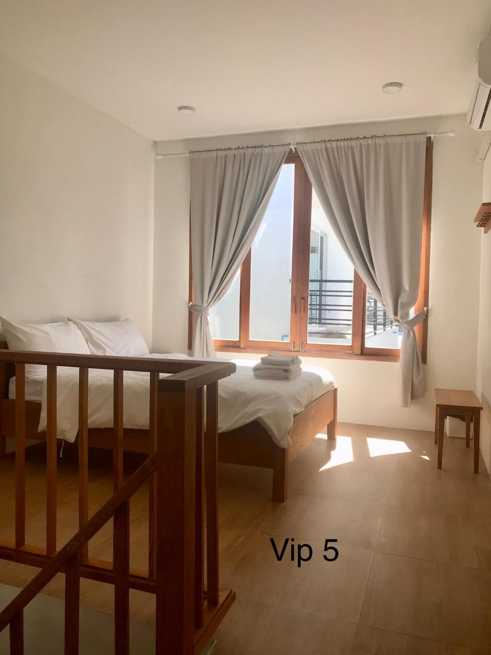 Deluxe Double Room with Bath - Photo 11
