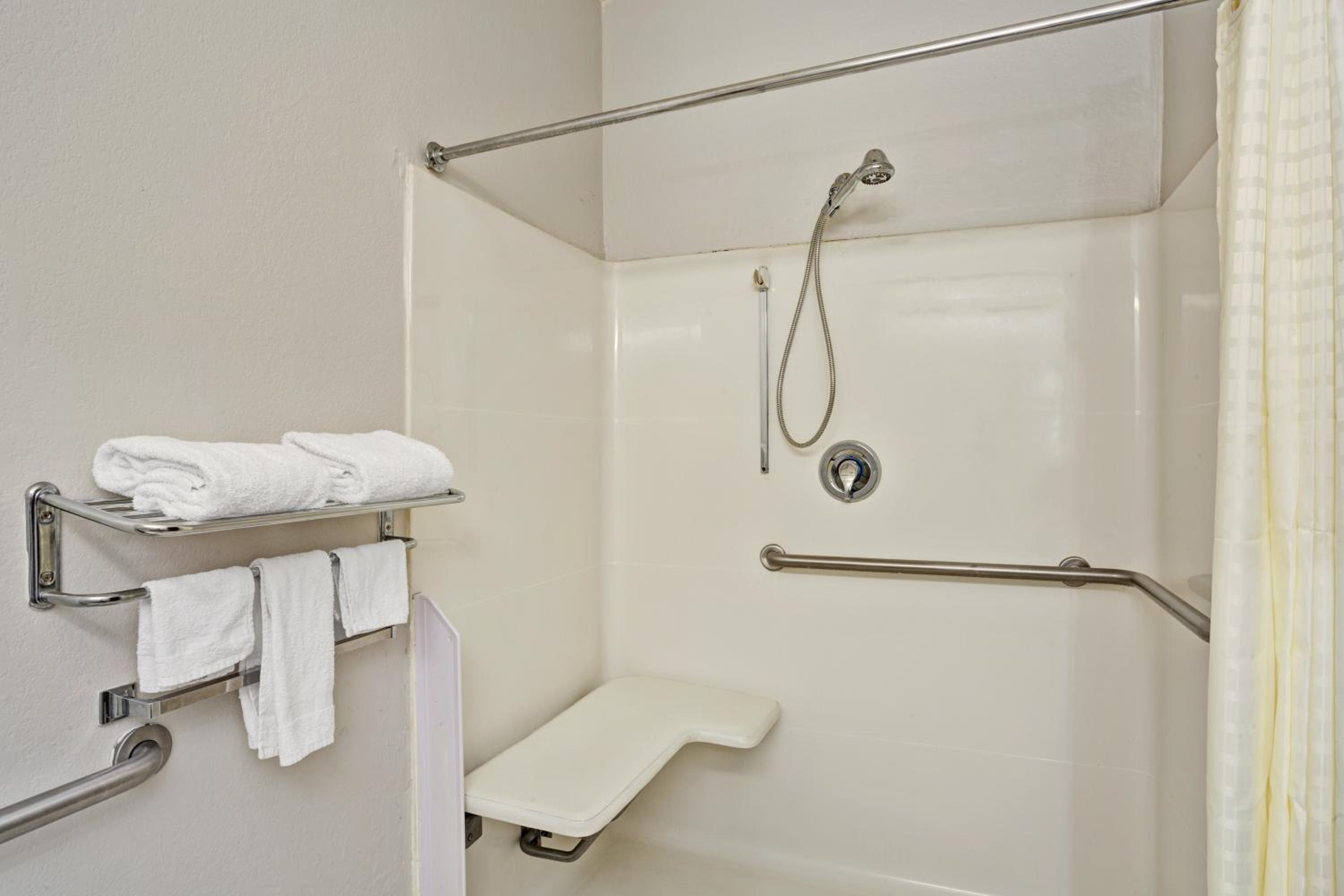 King Suite - Non-Smoking - Photo 5
