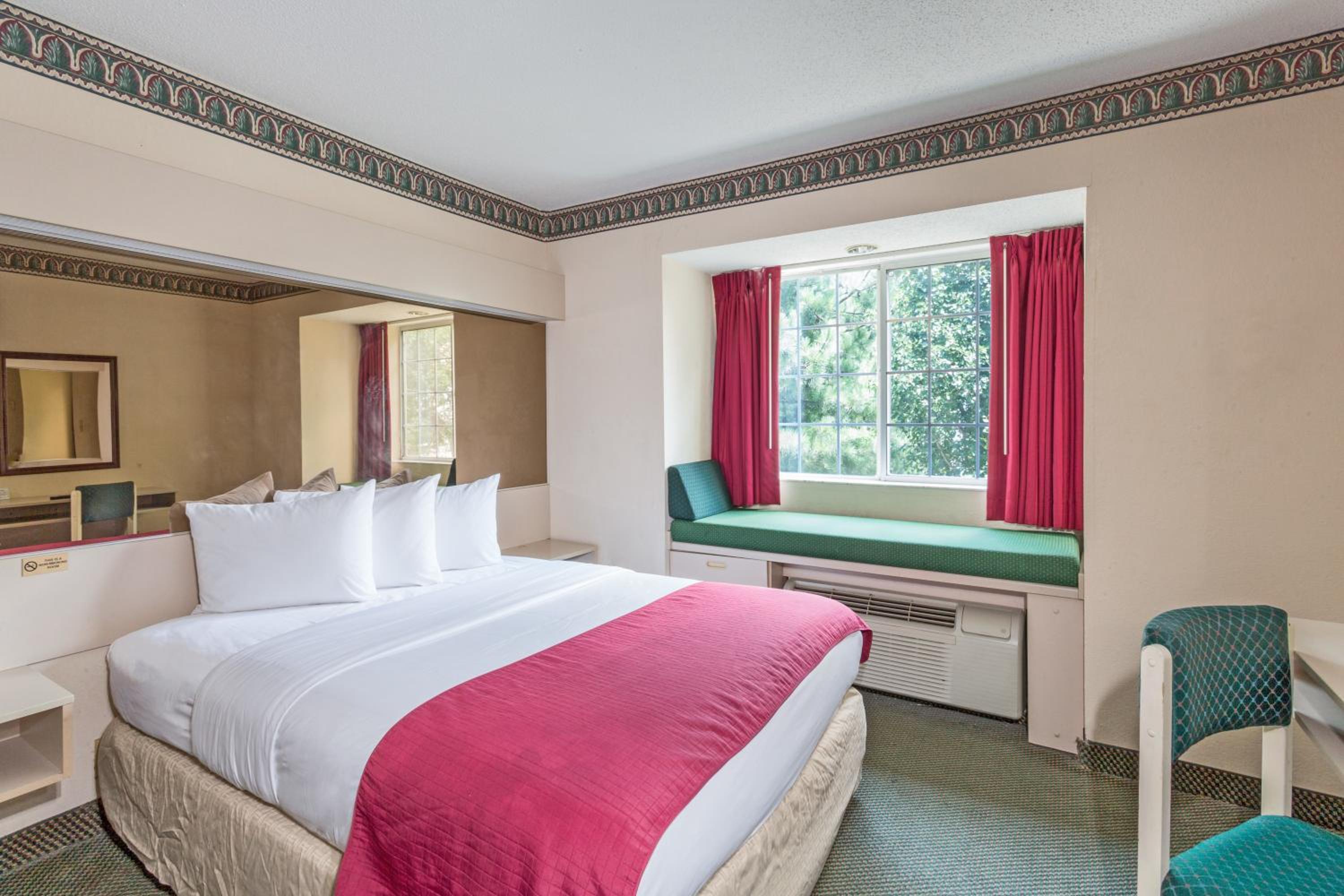 King Suite - Non-Smoking - Photo 4