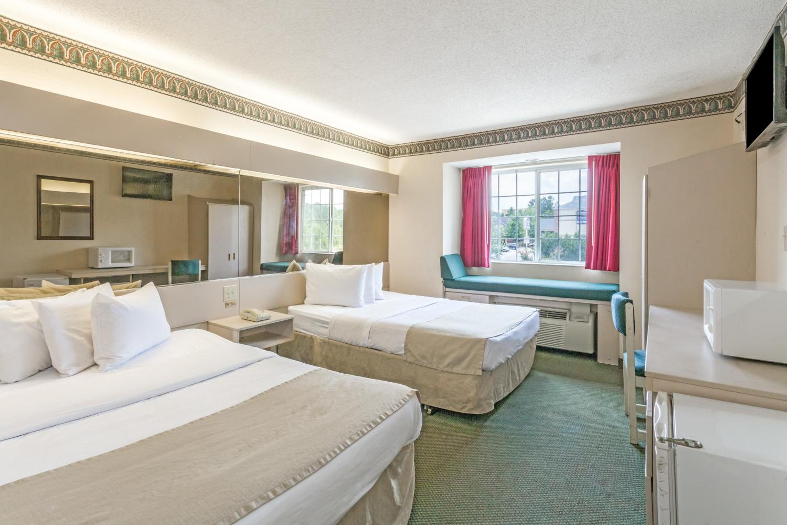 Queen Room with Two Queen Beds  - Non-Smoking - Photo 3