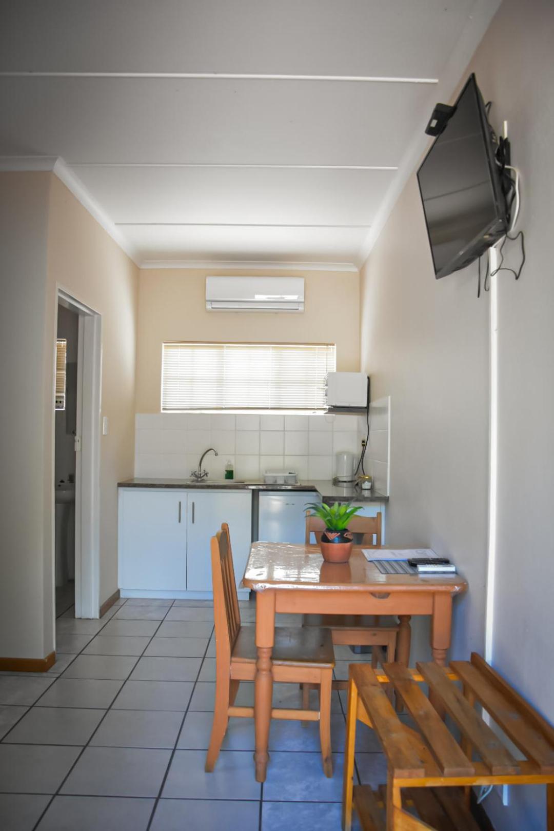 Double Room with Private Bathroom - Photo 14