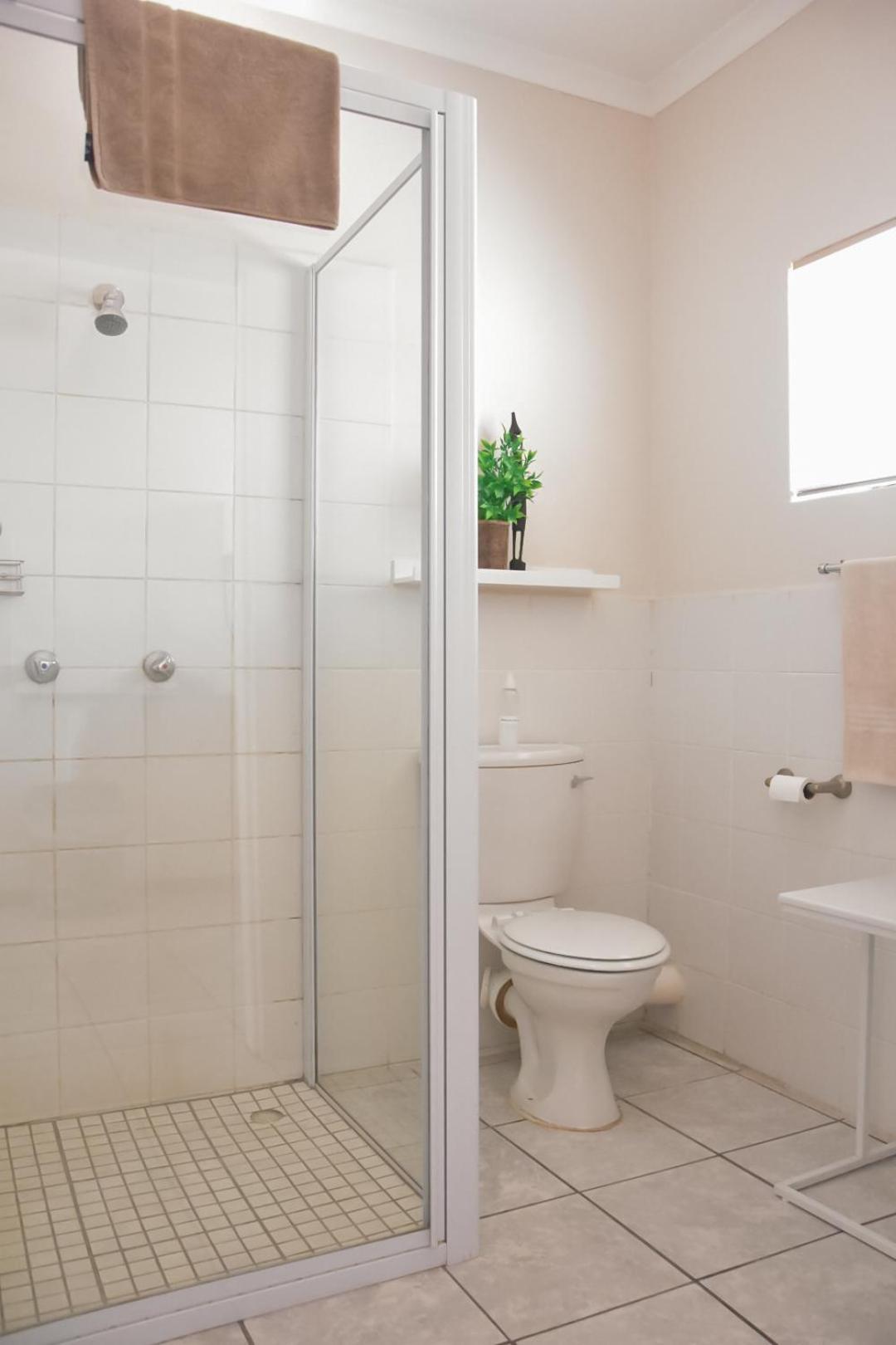 Double Room with Private Bathroom - Photo 9
