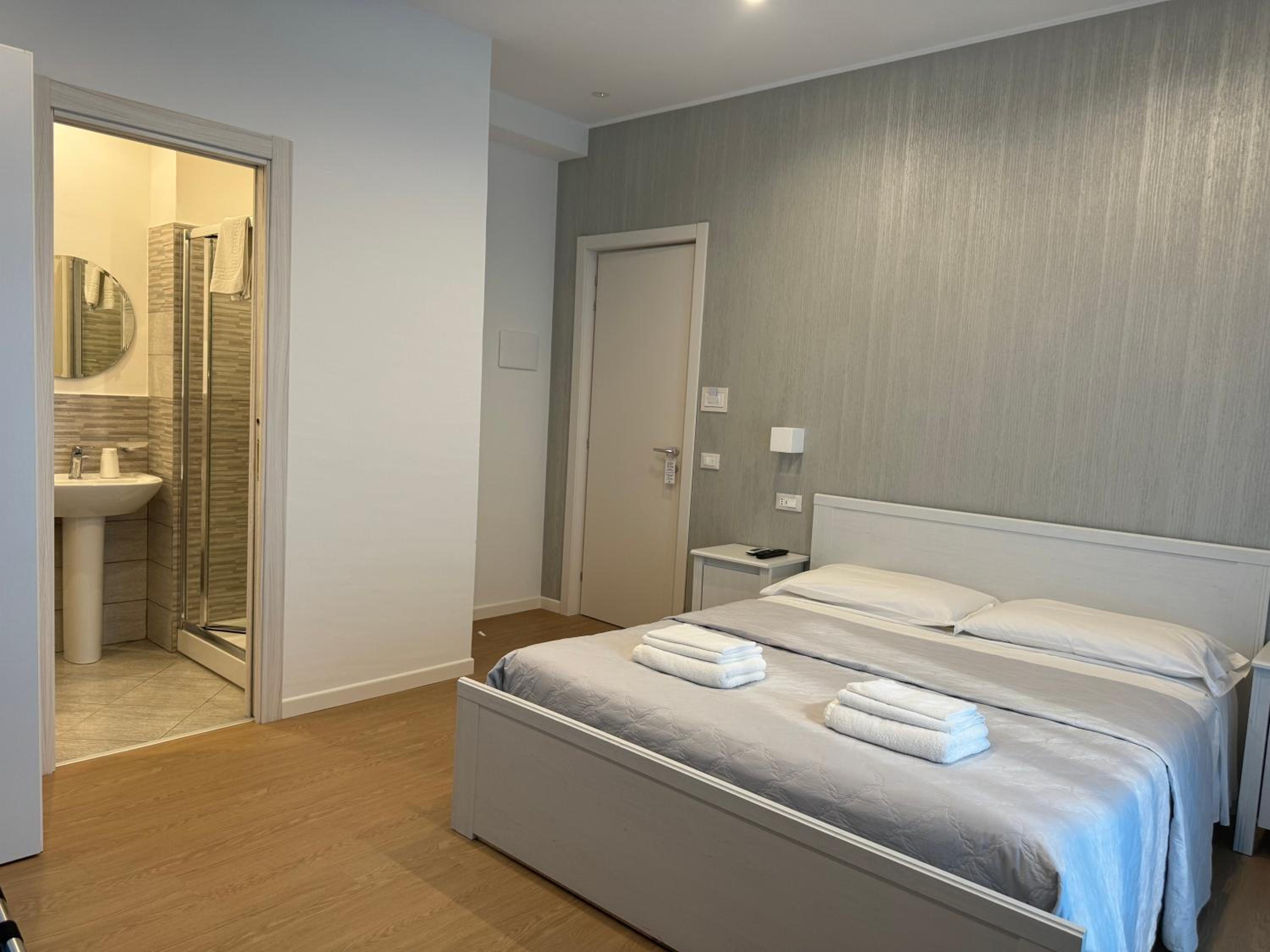 Deluxe Room - Photo 10