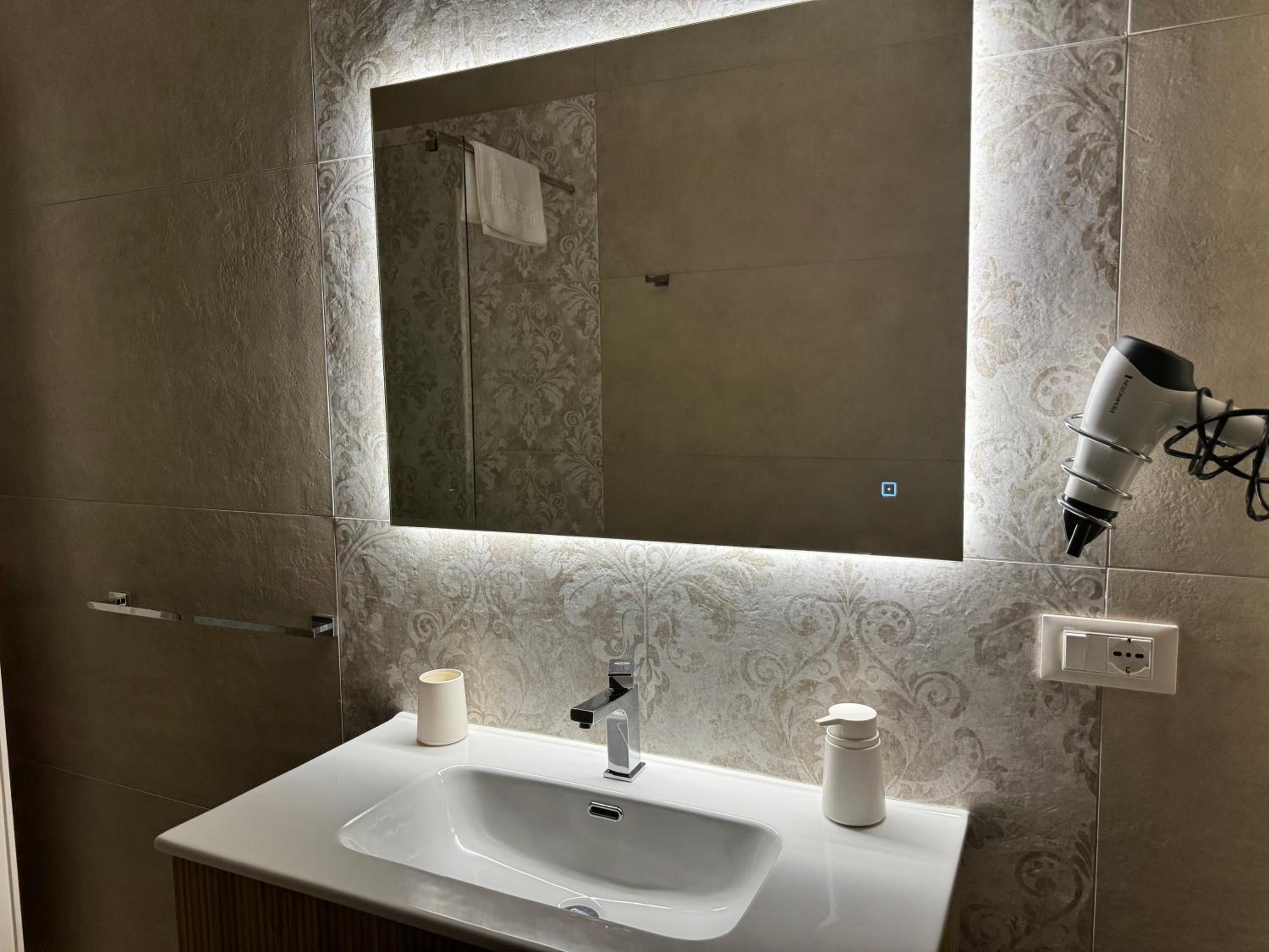 Double Room - Photo 15