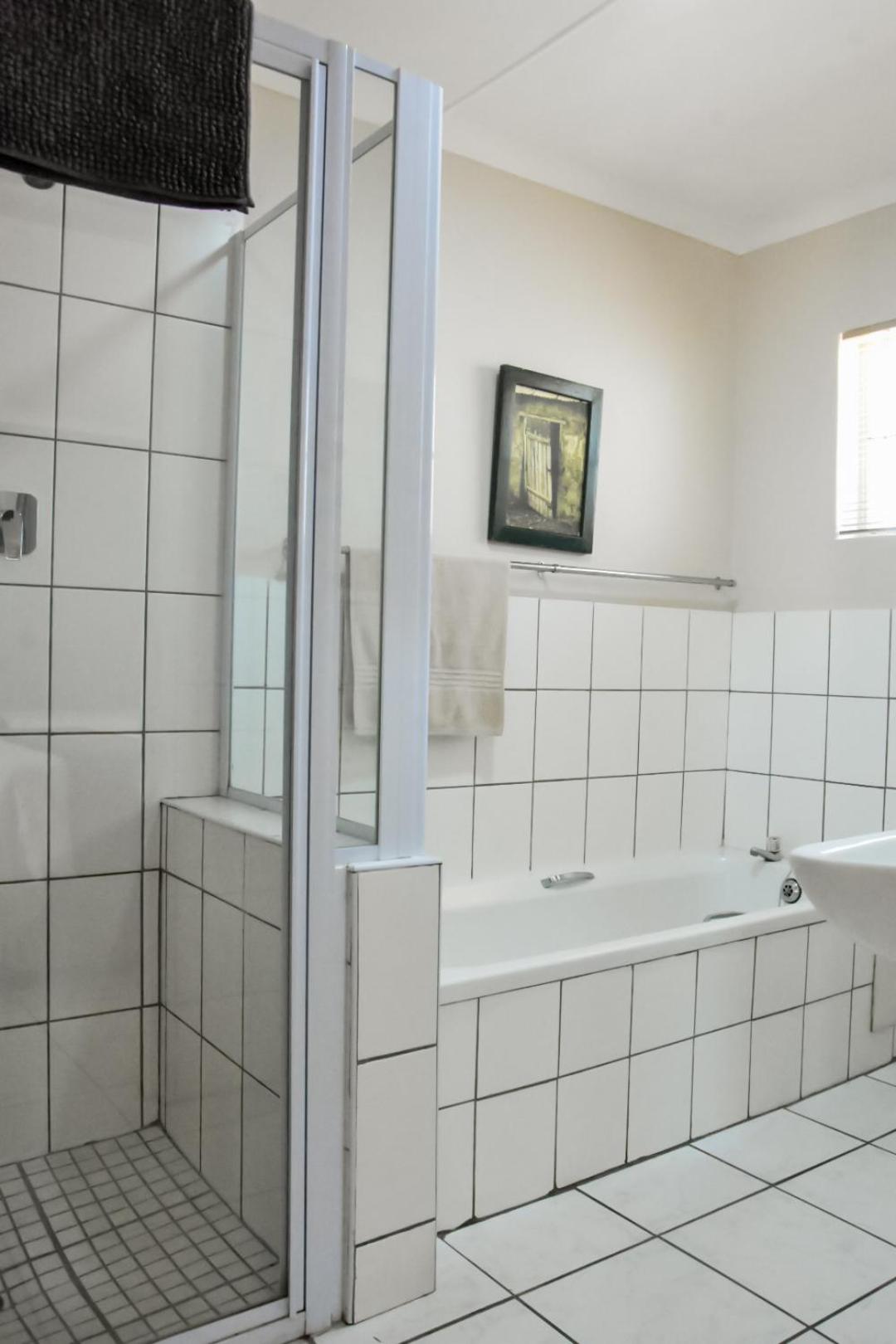 Family Room with Private Bathroom - Photo 3
