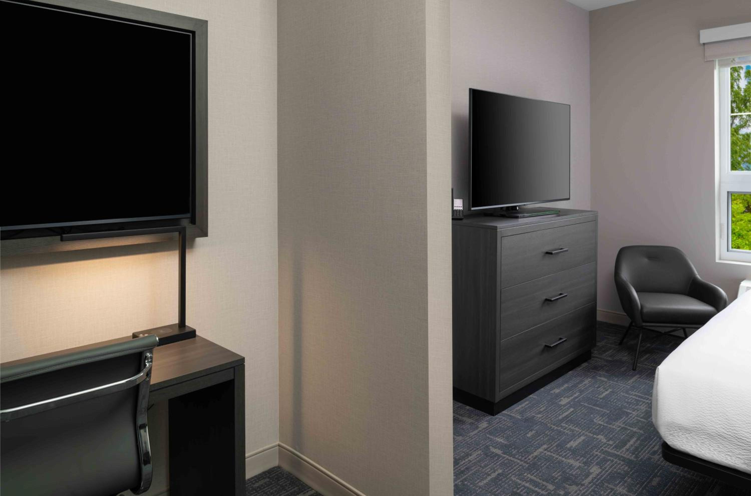 One-Bedroom King Suite with Sofa Bed  - Photo 2