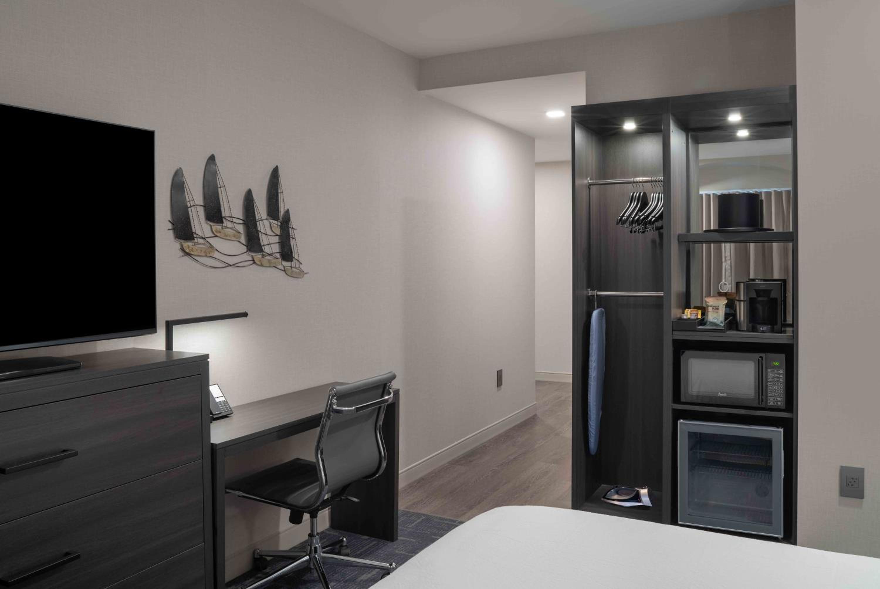 Standard King Room with Sofa Bed - Hearing Accessible - Photo 2