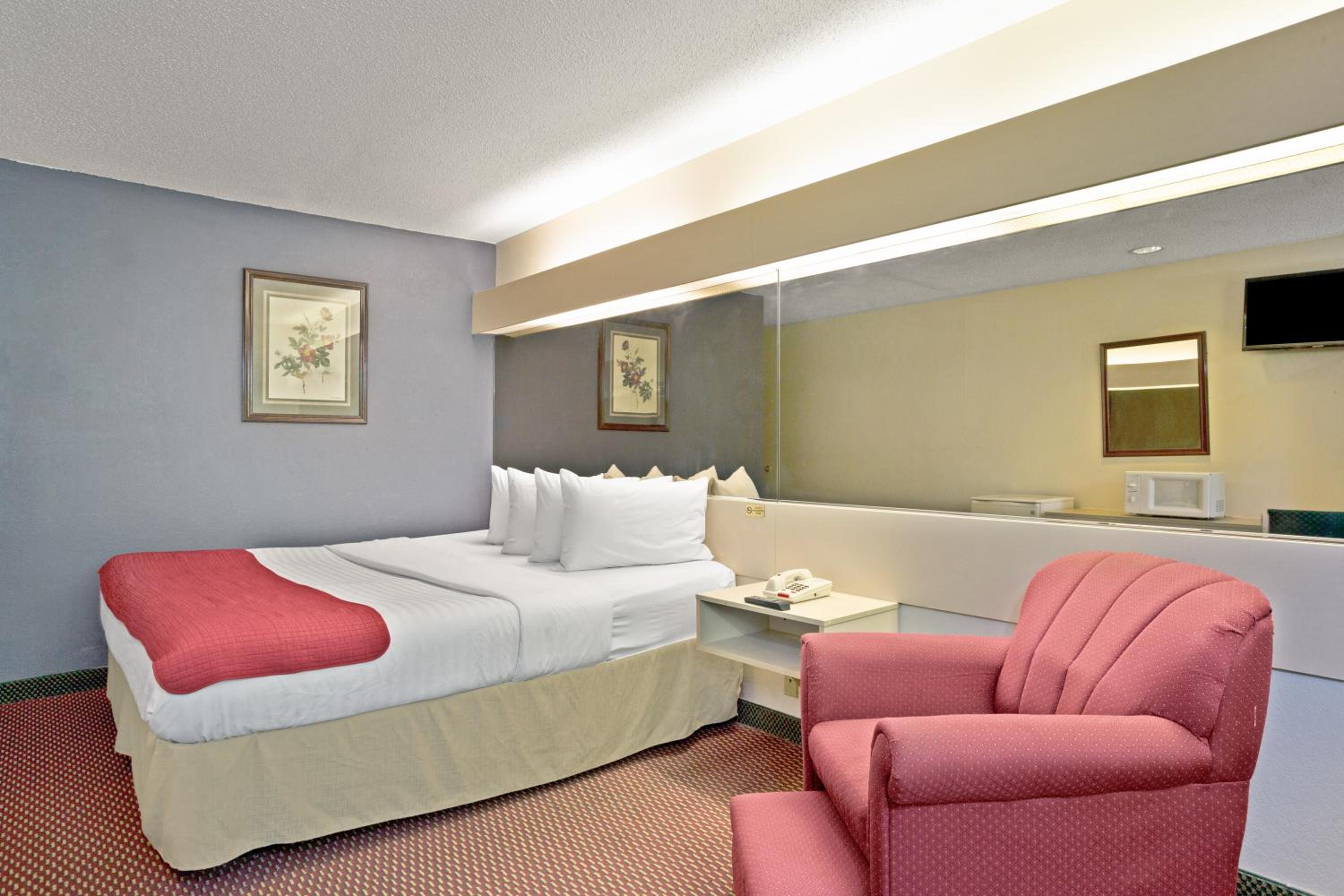 King Suite - Non-Smoking - Photo 3