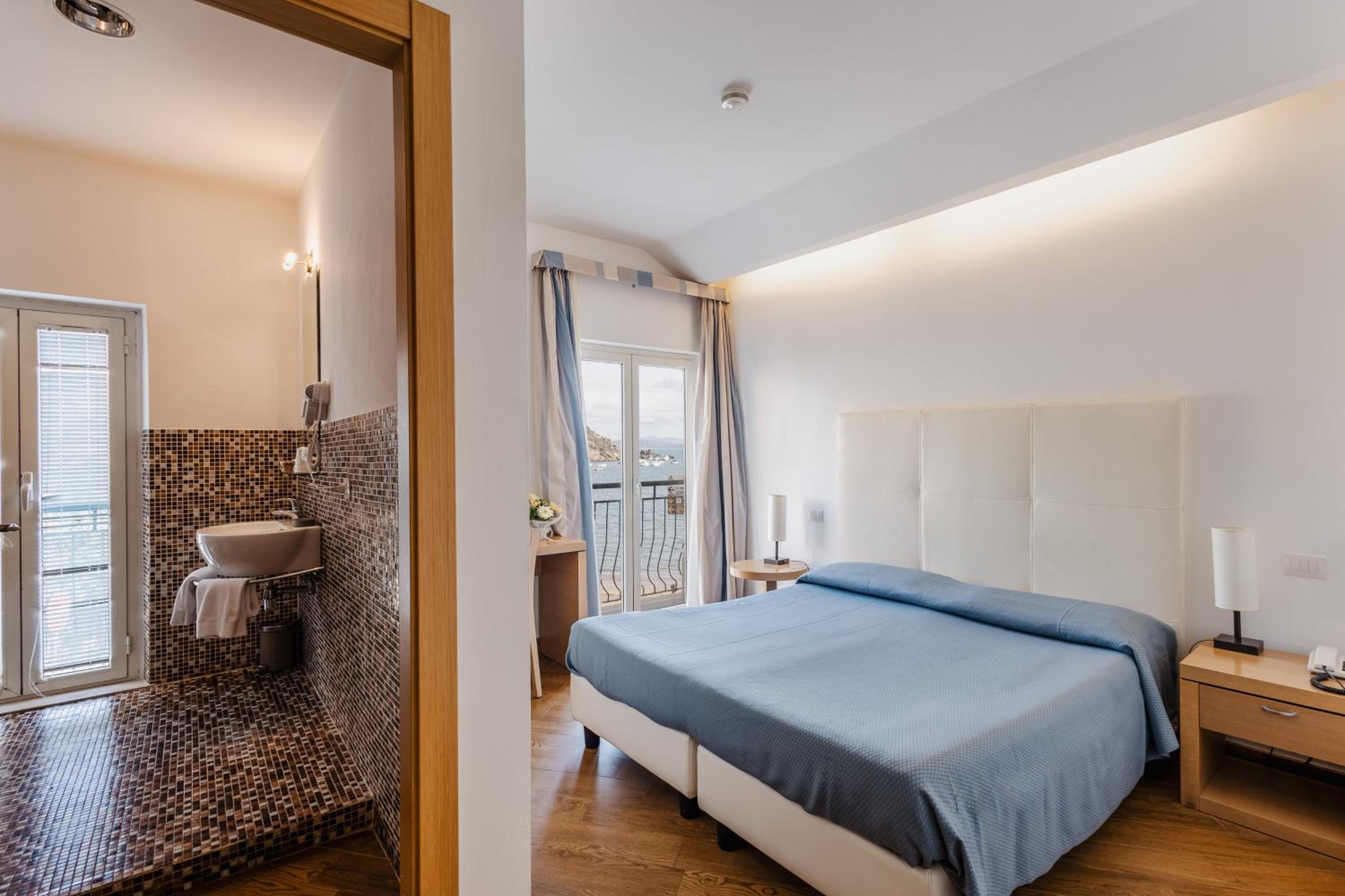 Double Room with Extra Bed photo 1