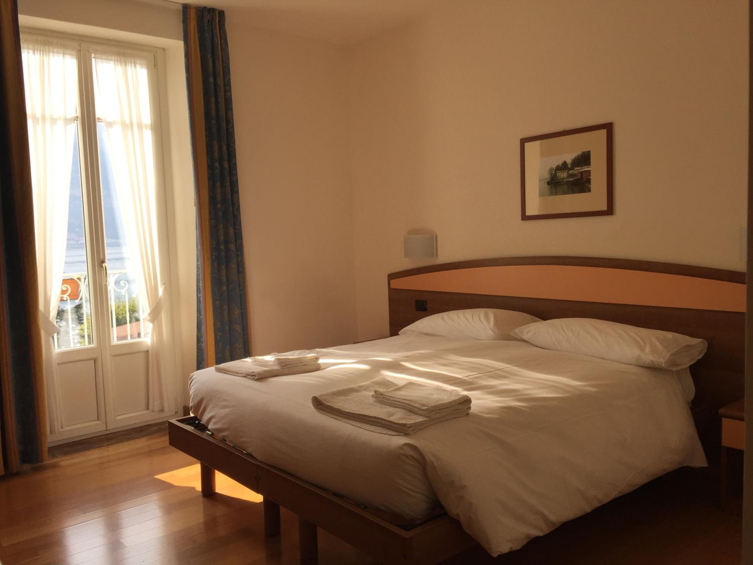 Double or Twin Room with Lake View - Photo 2
