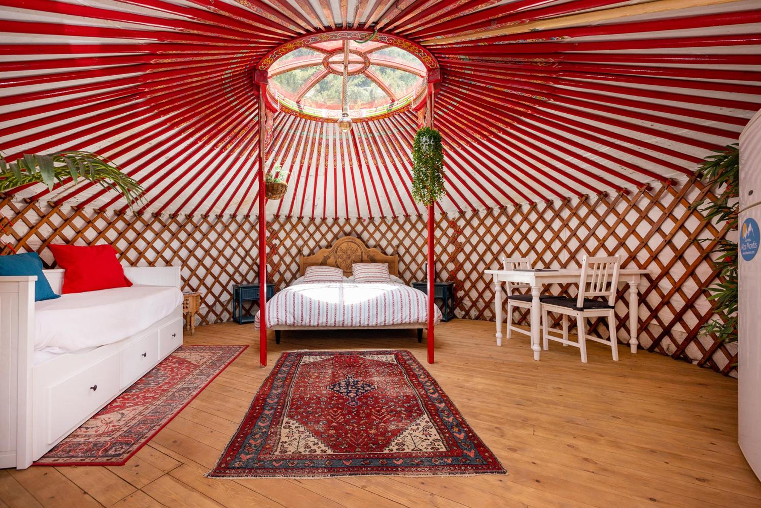 Yurta con jardín grande