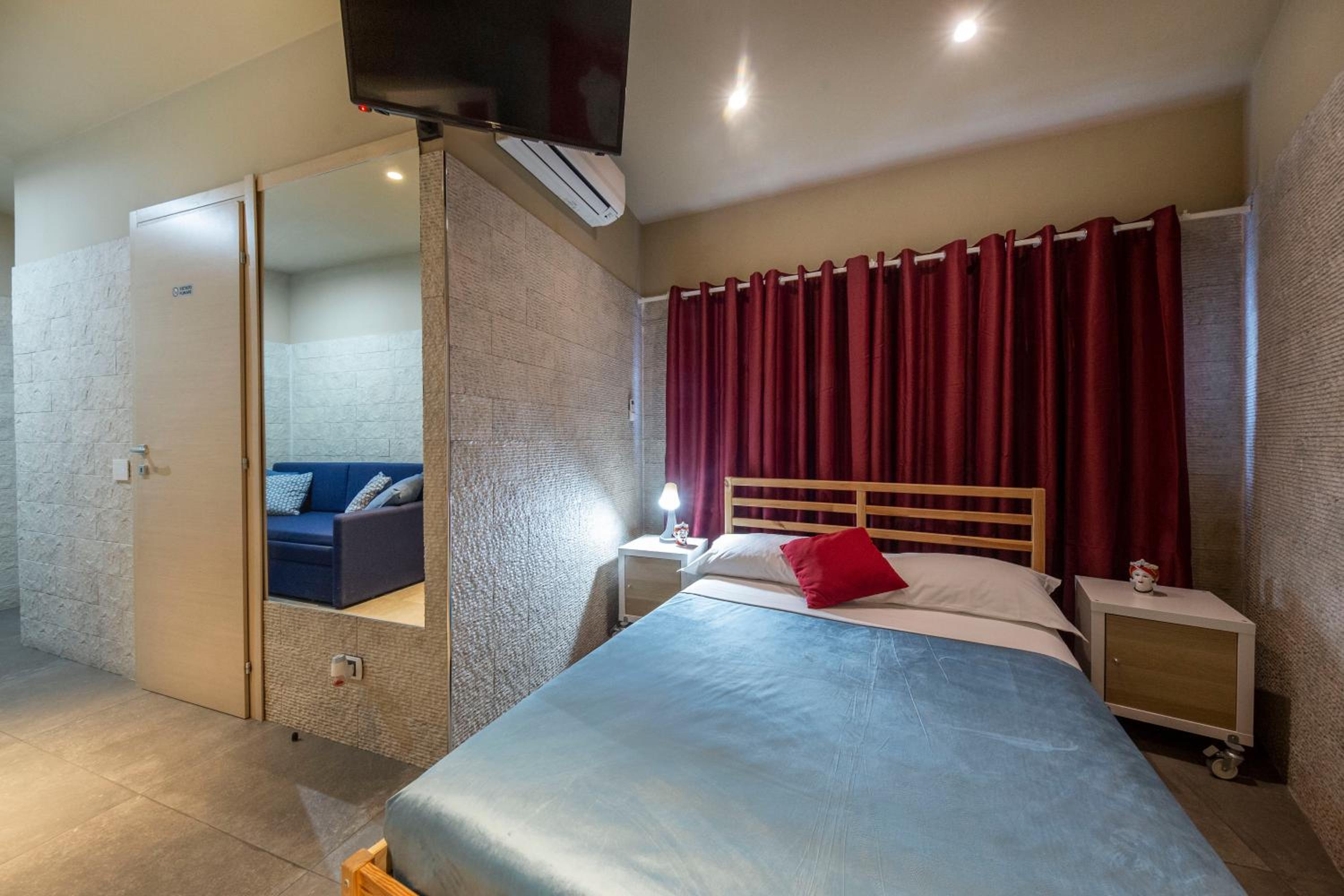 Deluxe Room (2 Adults + 1 Child)