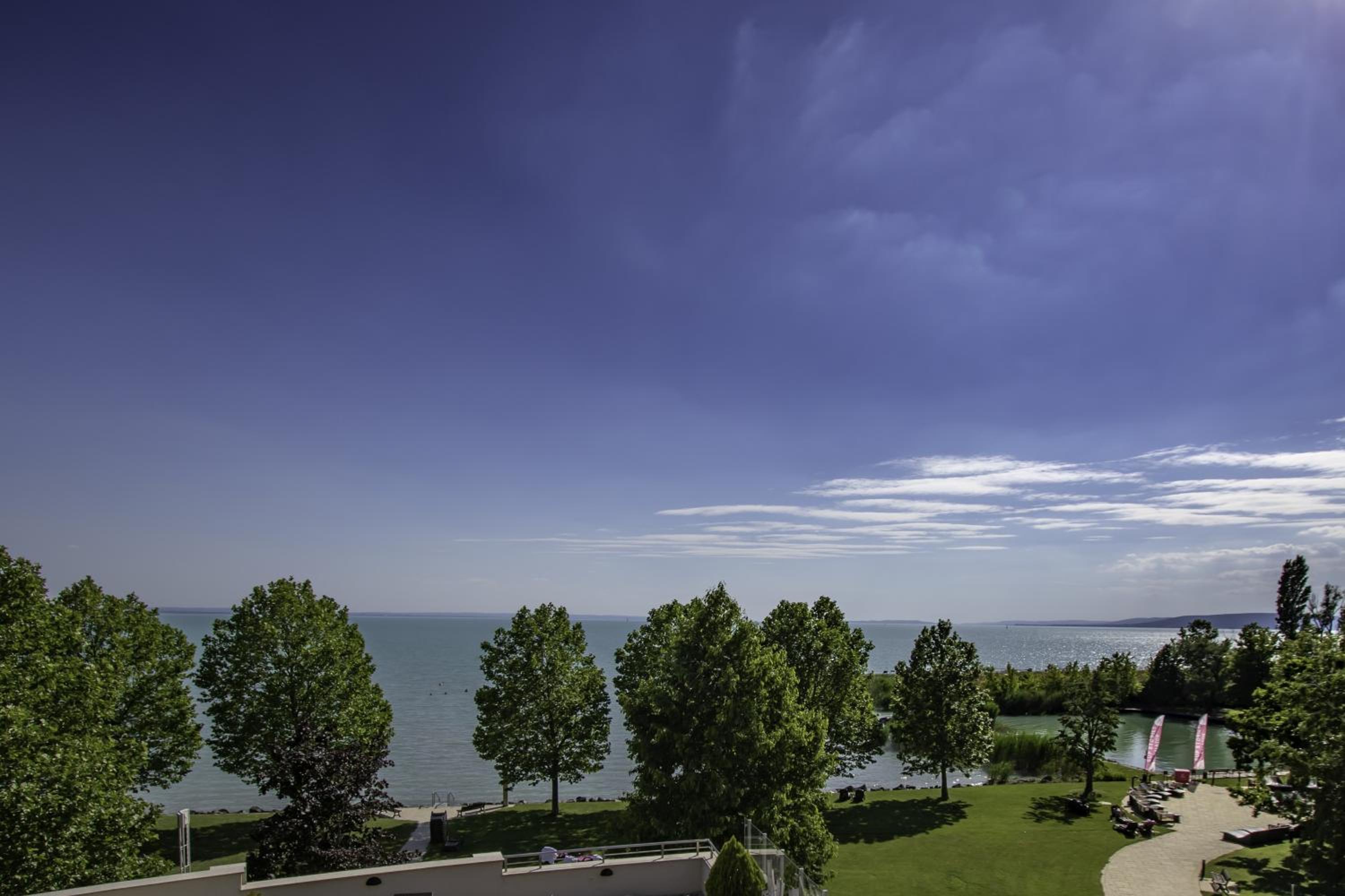 Superior Twin Room with Lake View photo 2