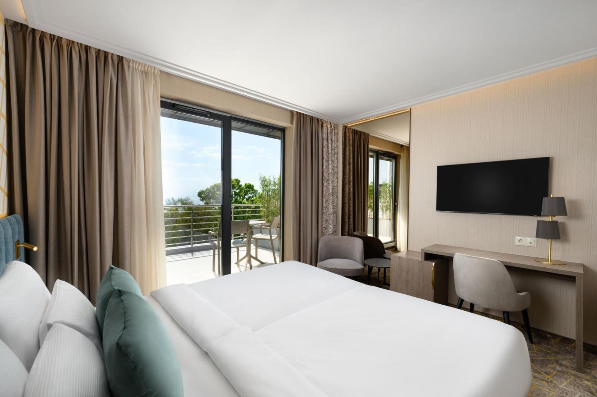 Superior Twin Room with Lake View photo 2
