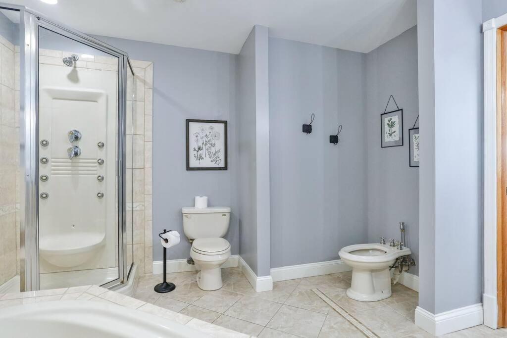 Seven-Bedroom House photo 3