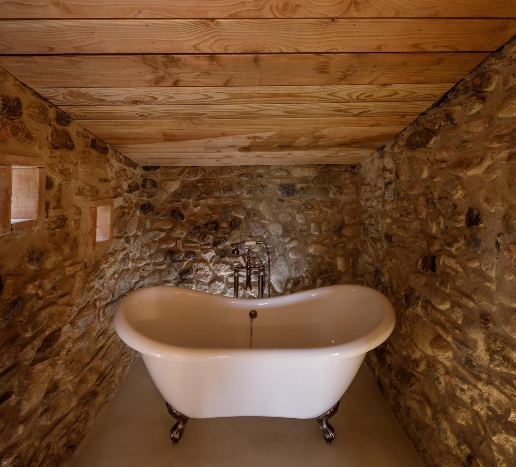 Deluxe Double Room with Bath photo 3