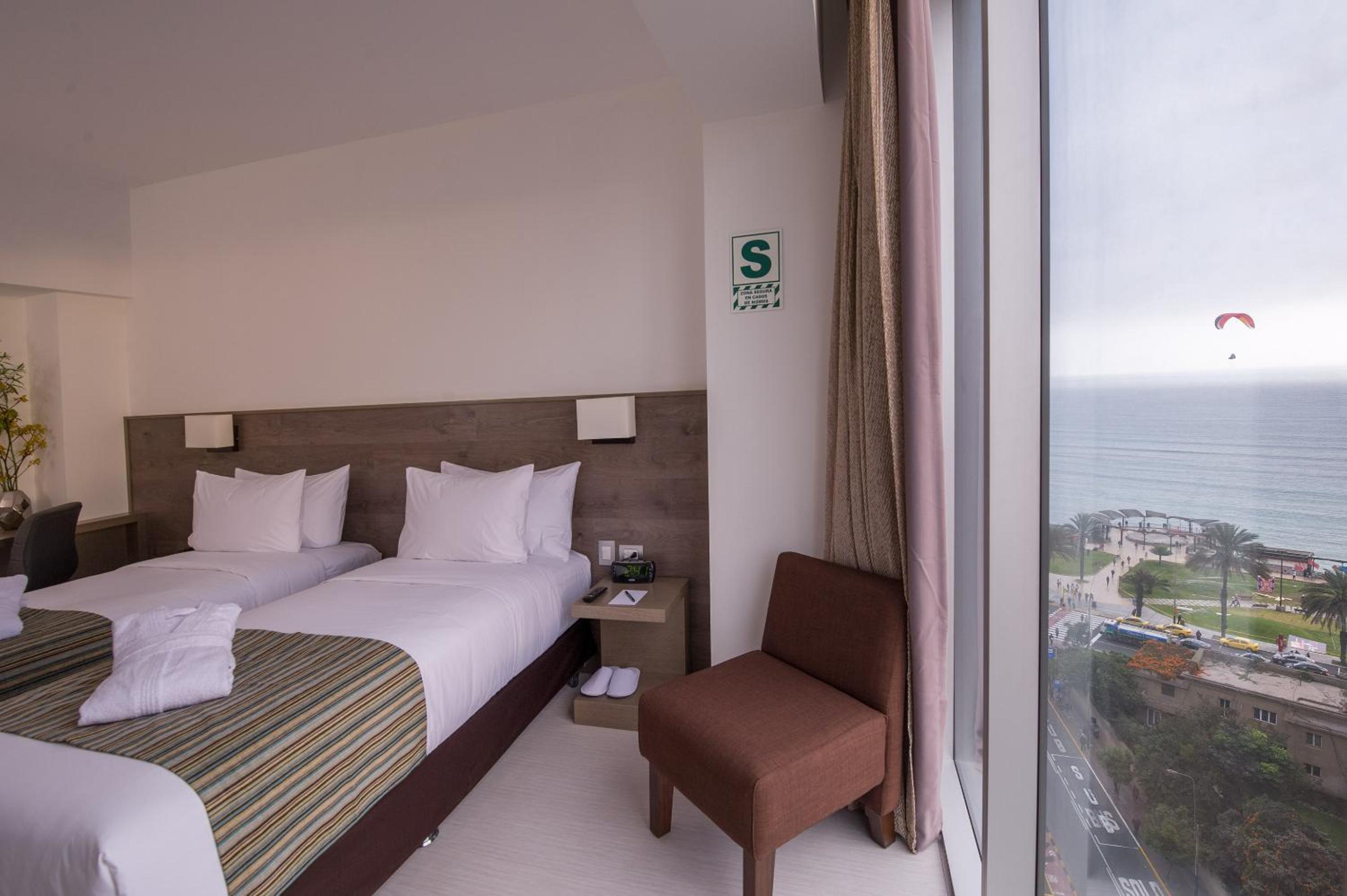 Junior Suite Twin with Partial Ocean View photo 1