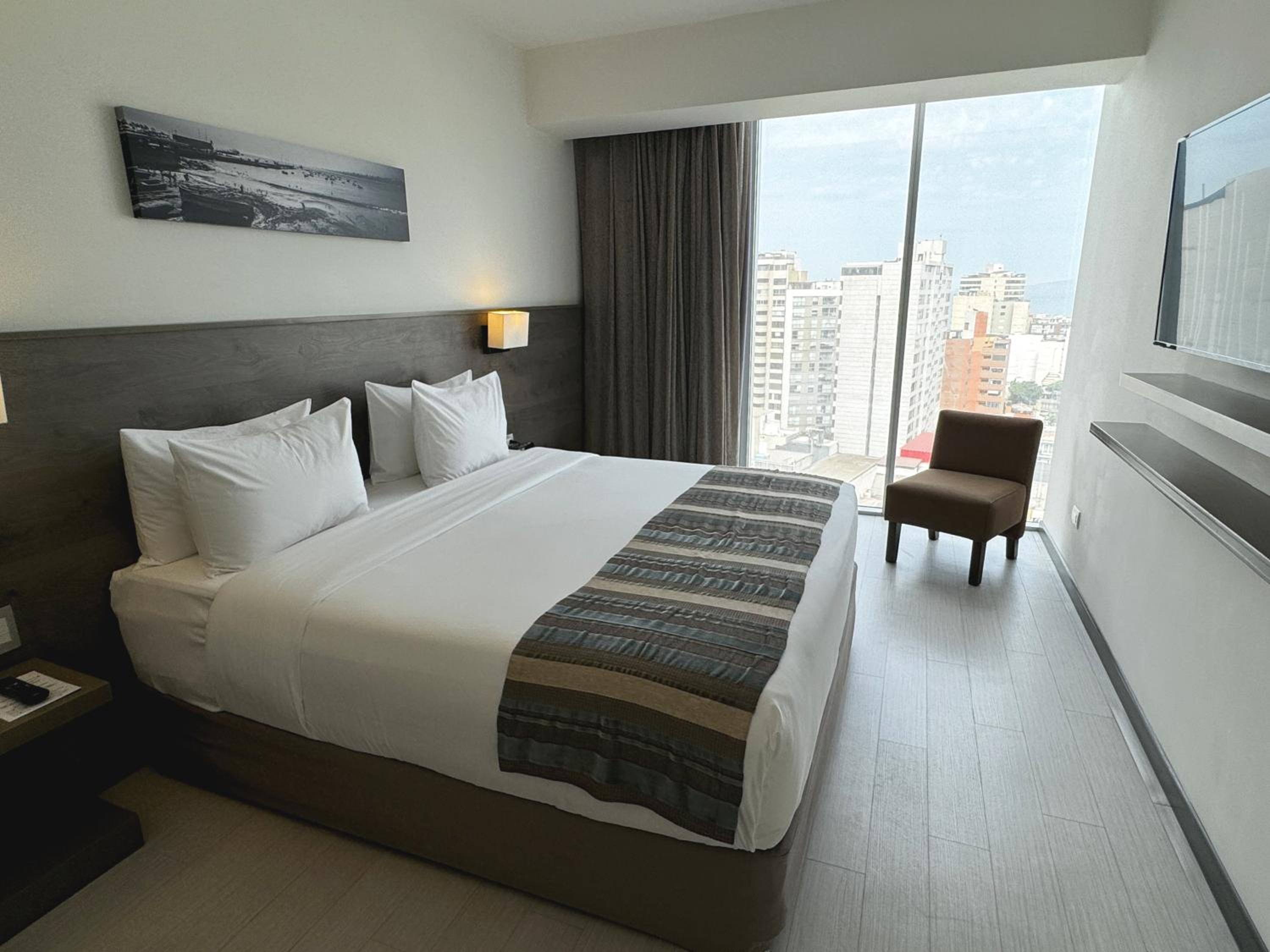Junior King Suite with Partial Ocean View photo 1