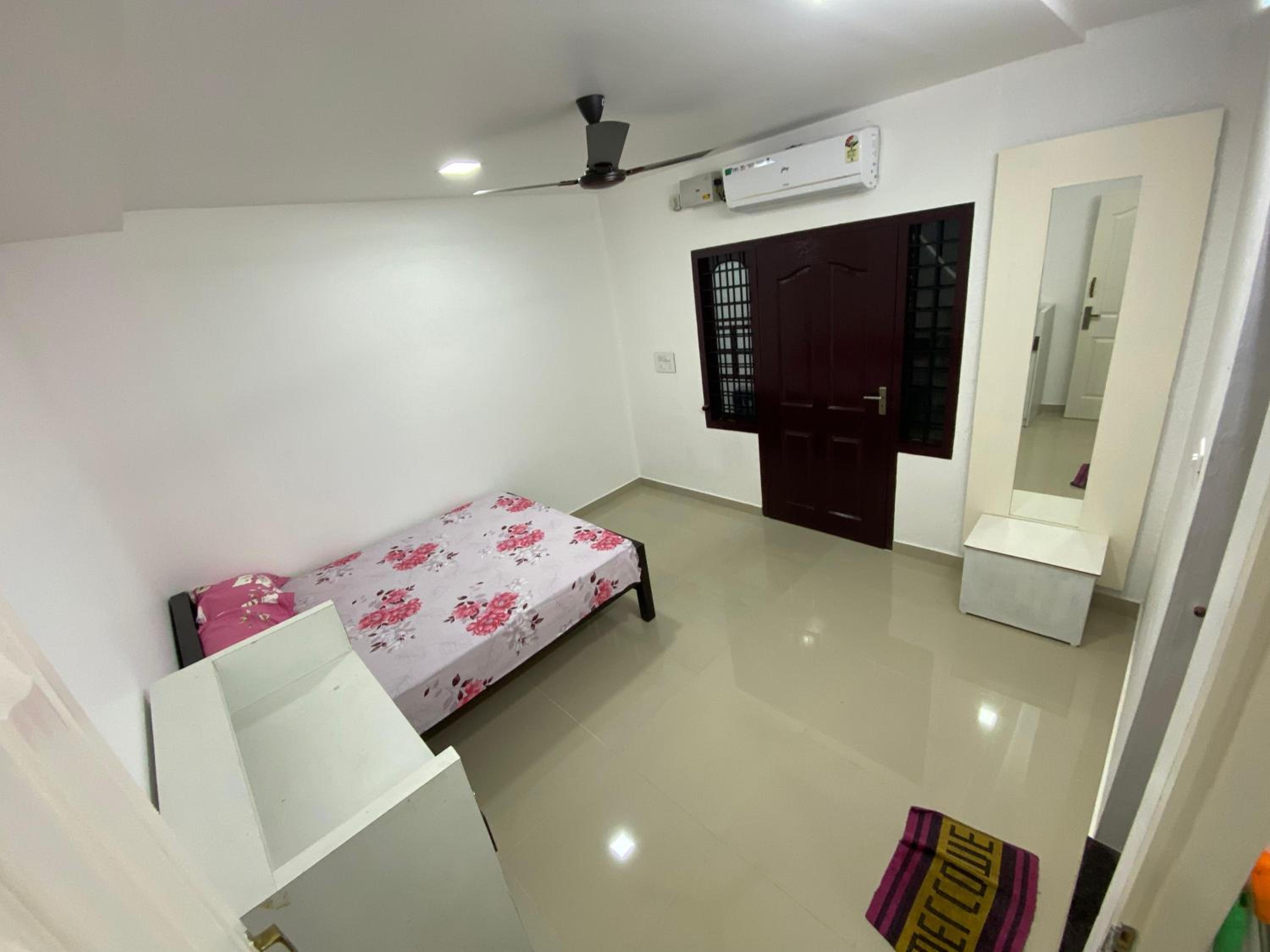 One-Bedroom Apartment photo 1