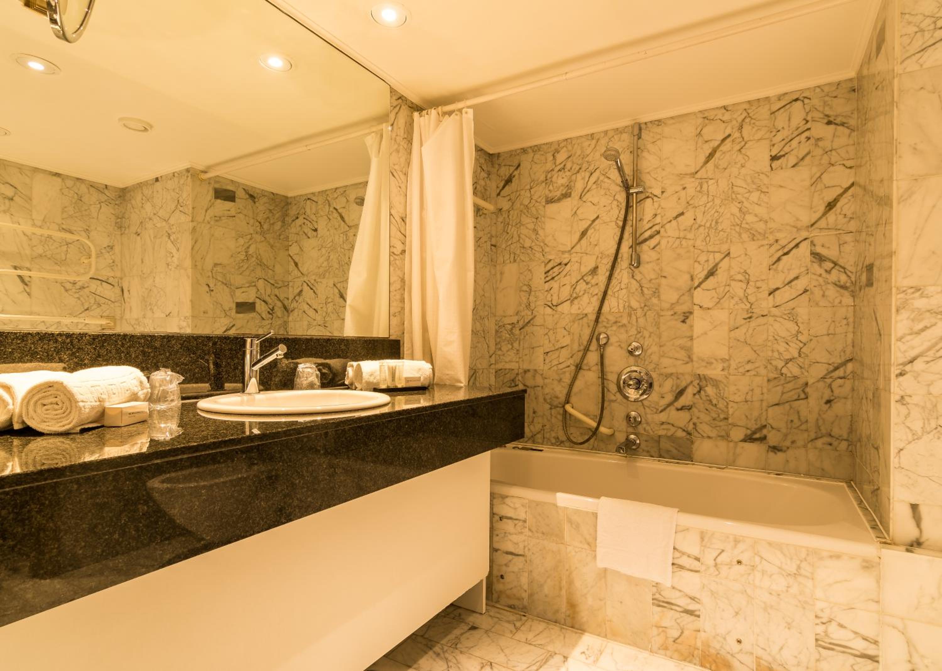 Standard Double or Twin Room - Photo 8