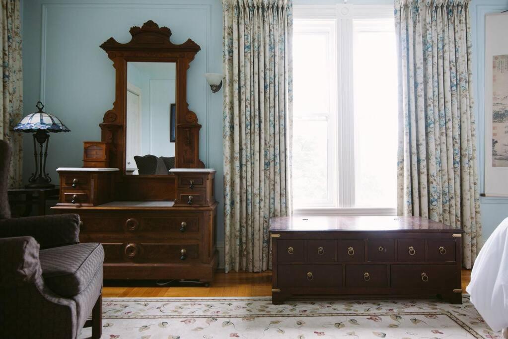 Six-Bedroom House photo 1