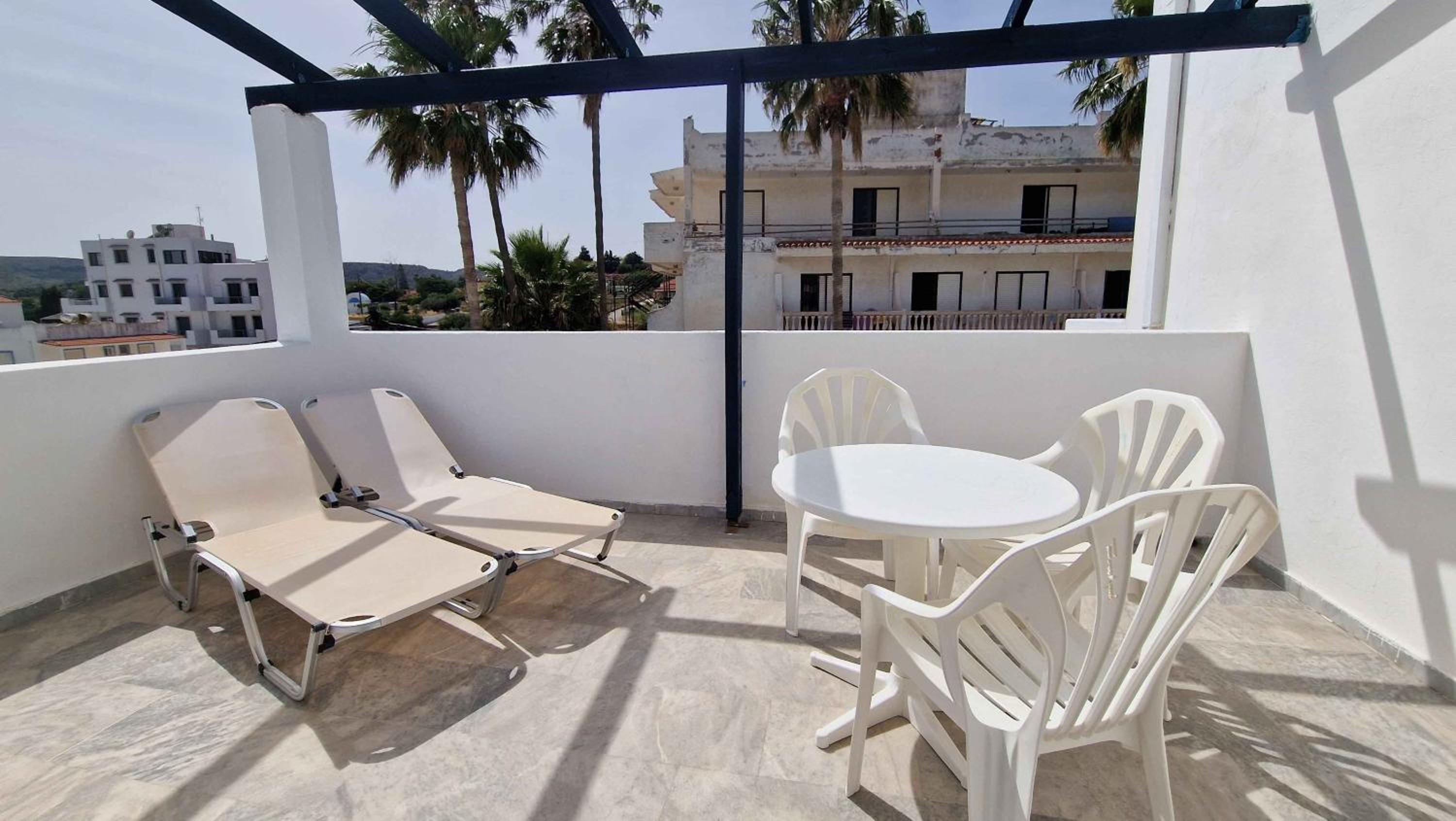 Triple Room with Terrace photo 2