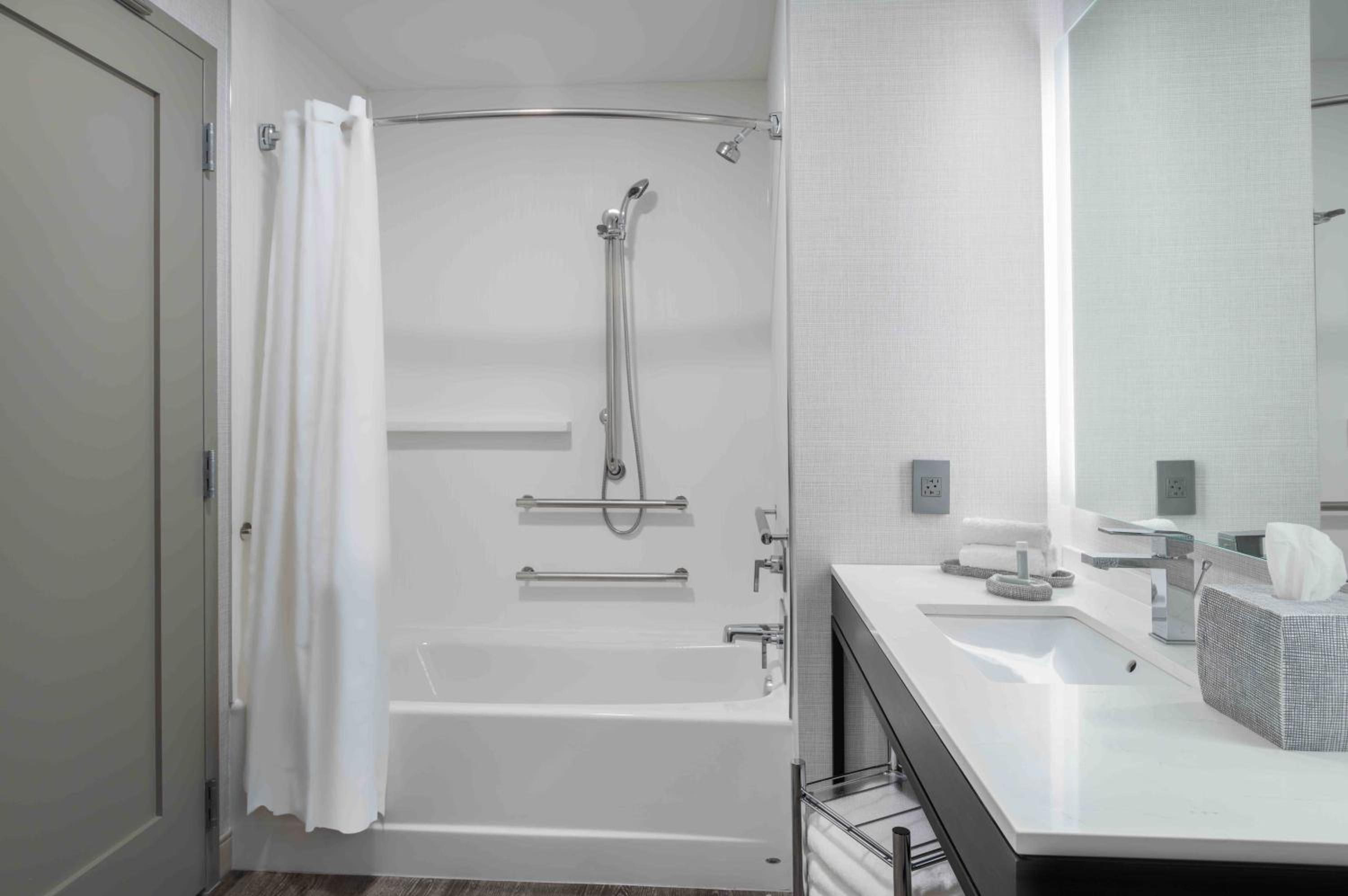 King Studio with Sofa Bed and Adapted Tub - Mobility Accessible - Photo 8
