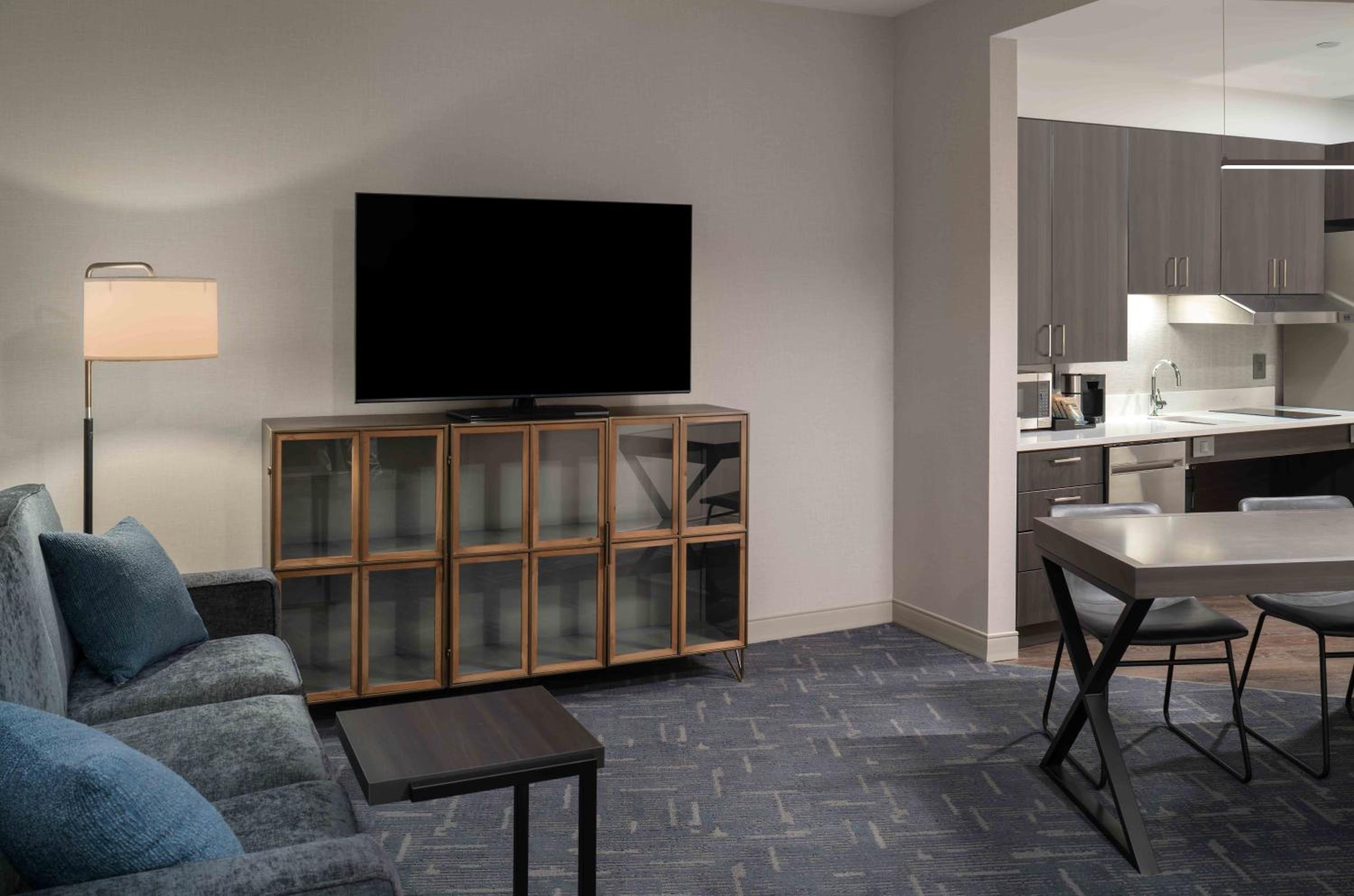 King Studio with Sofa Bed and Adapted Tub - Mobility Accessible - Photo 9