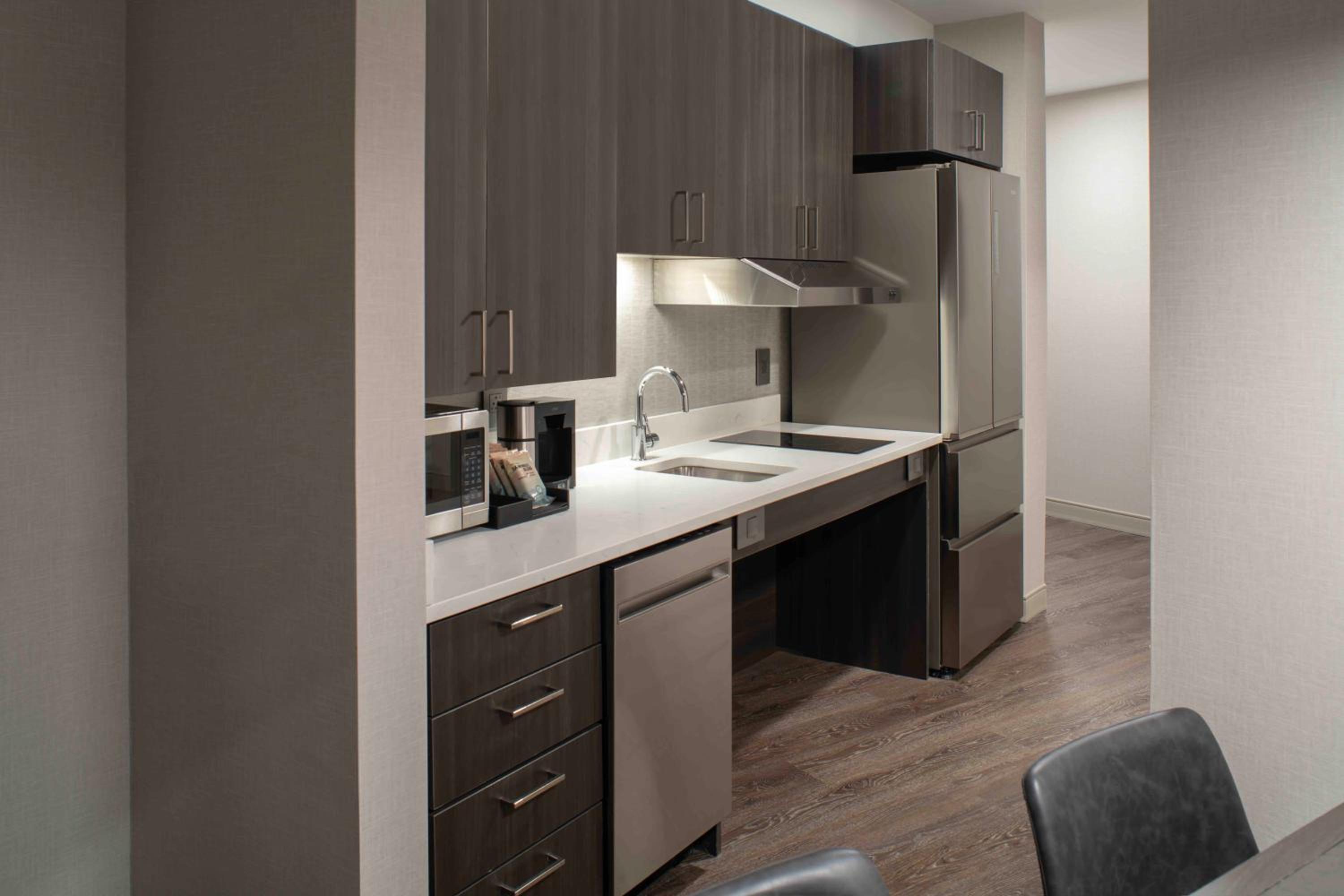 King Studio with Sofa Bed and Adapted Tub - Mobility Accessible - Photo 11
