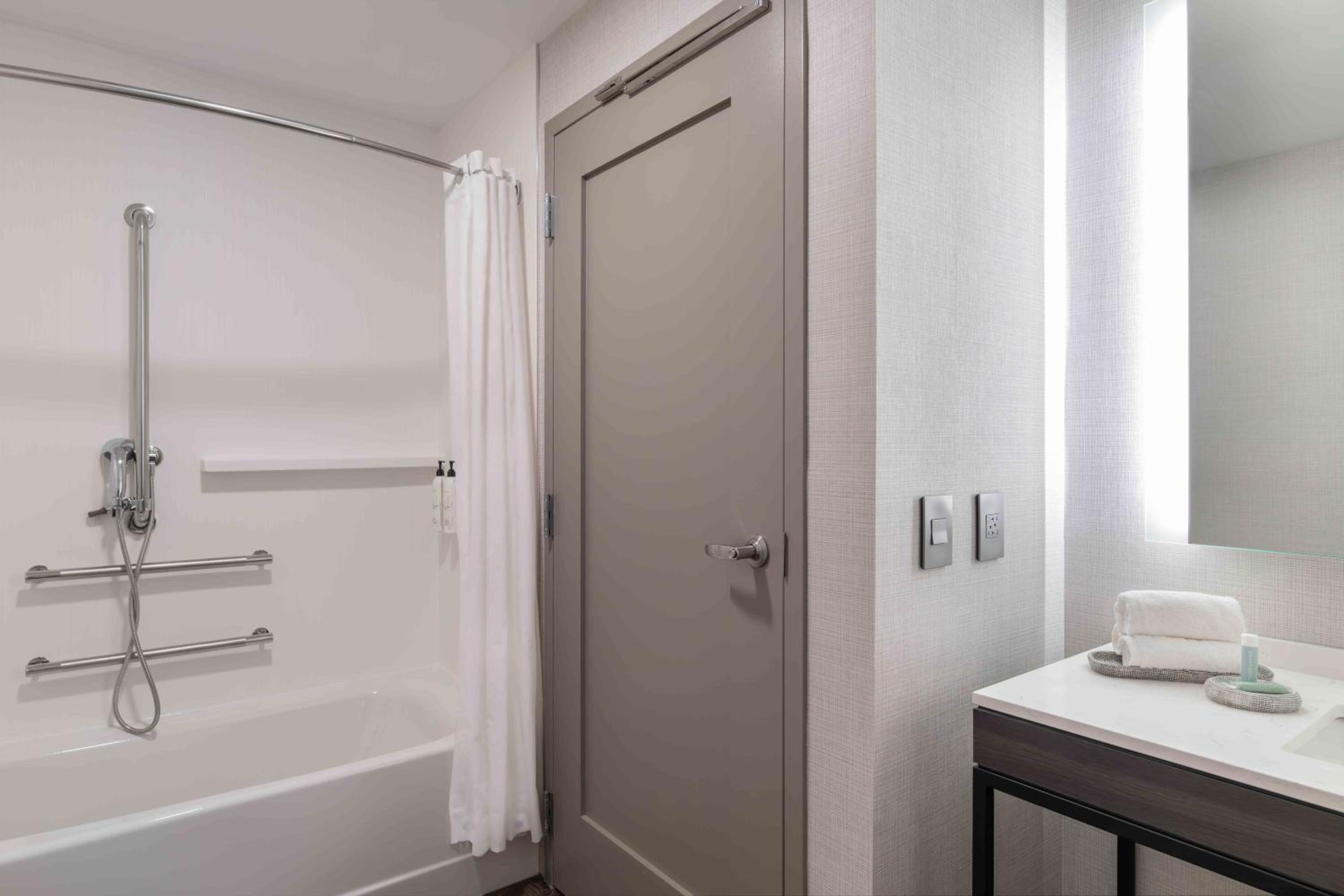 King Studio with Sofa Bed and Adapted Tub - Mobility Accessible - Photo 12