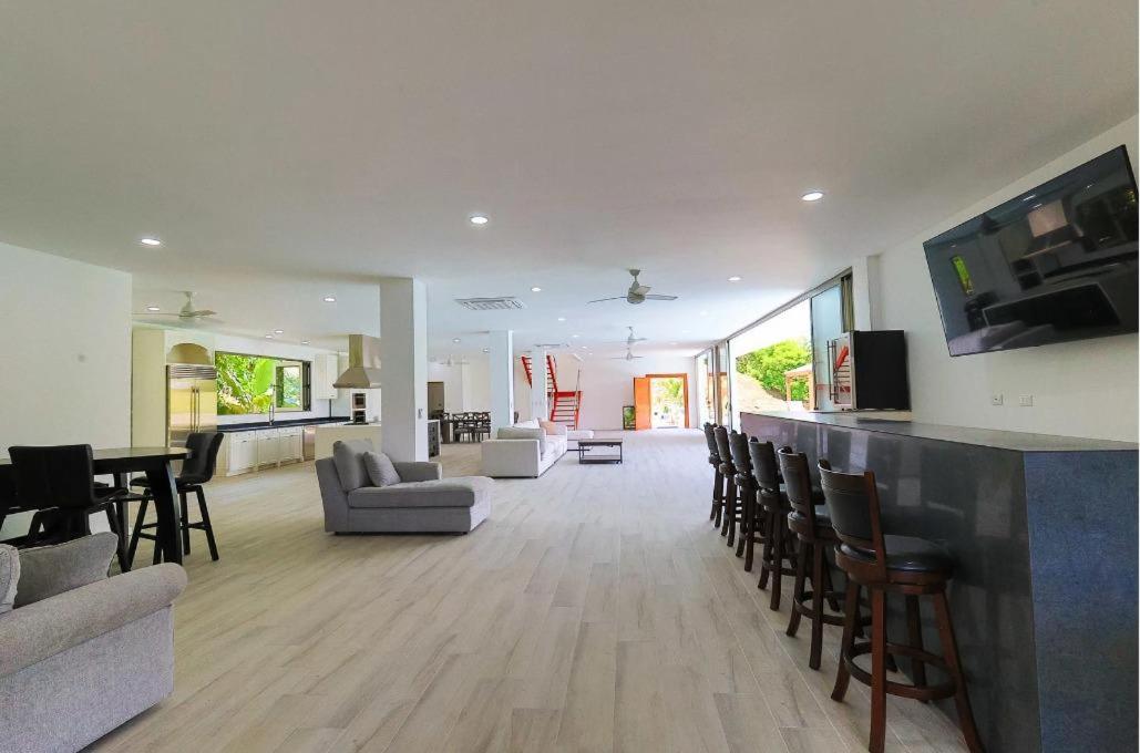 Seven-Bedroom House photo 3