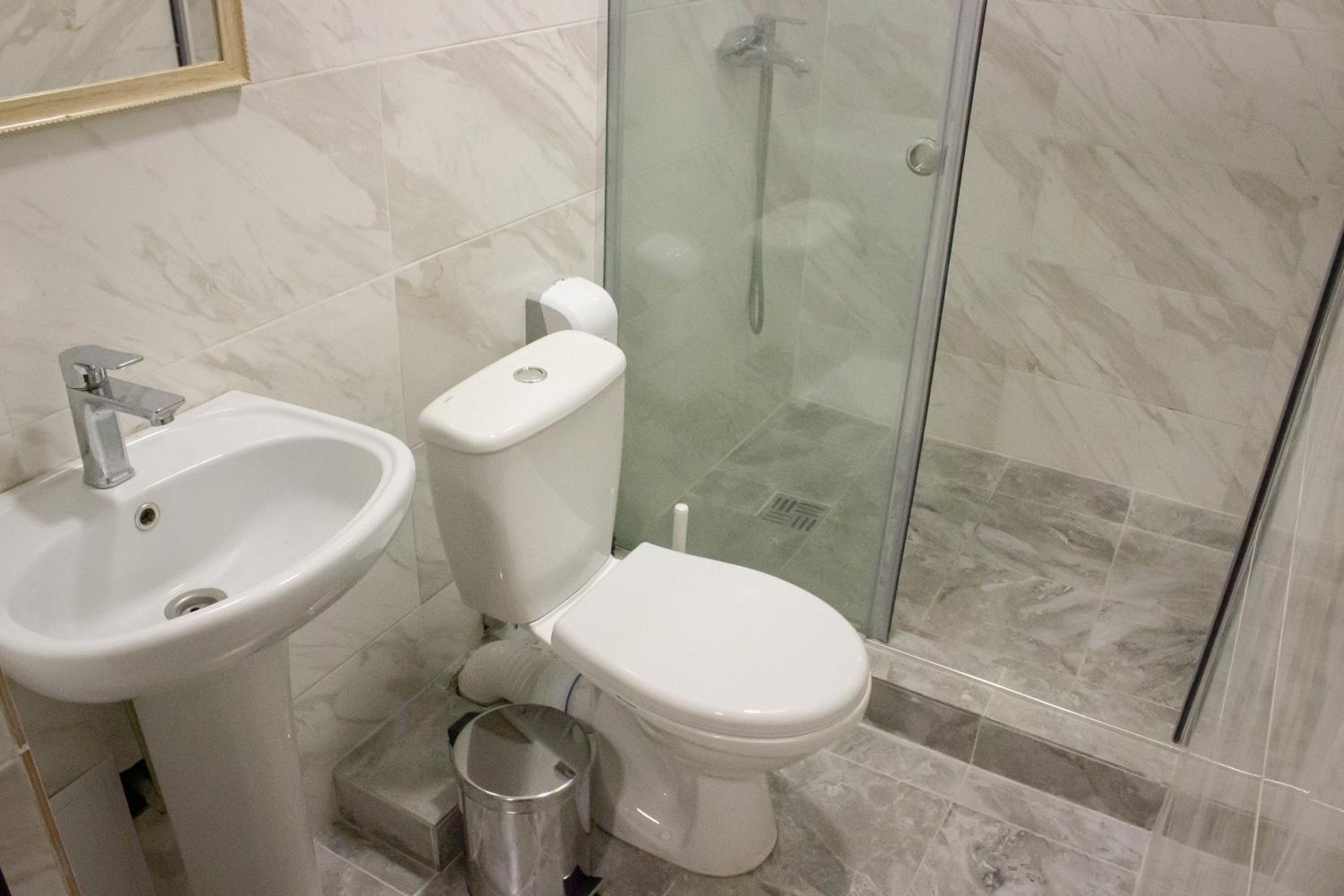 Double or Twin Room with Private Bathroom - Photo 11