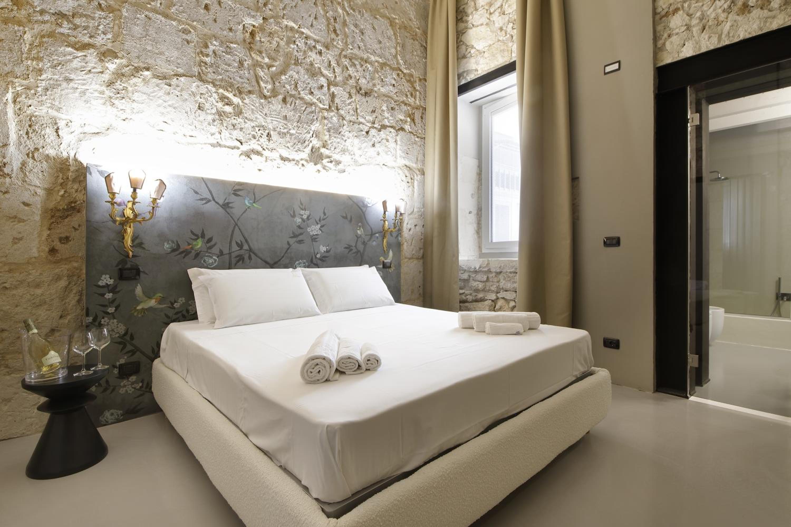 Double Room with Spa Bath - Photo 20