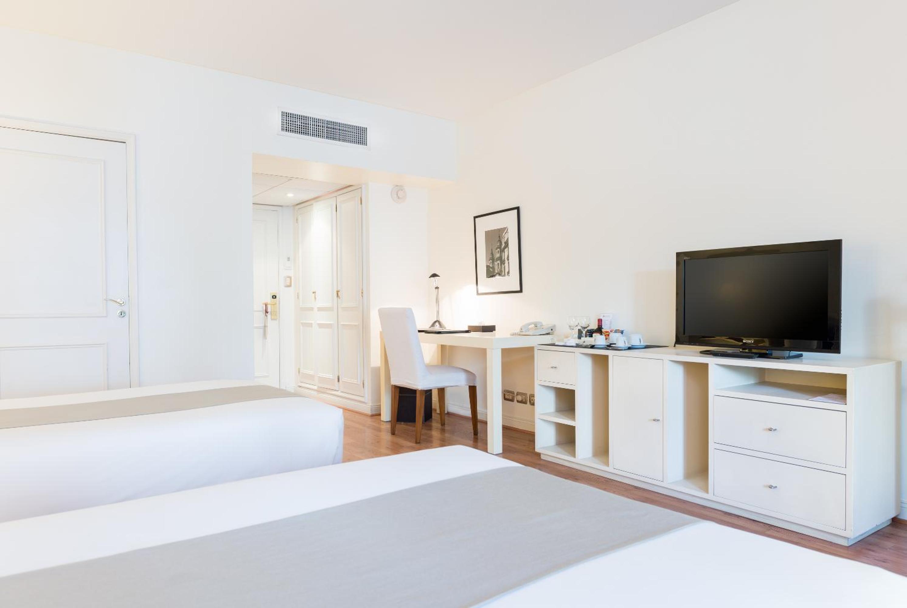 Superior Twin Room thumbnail 6
