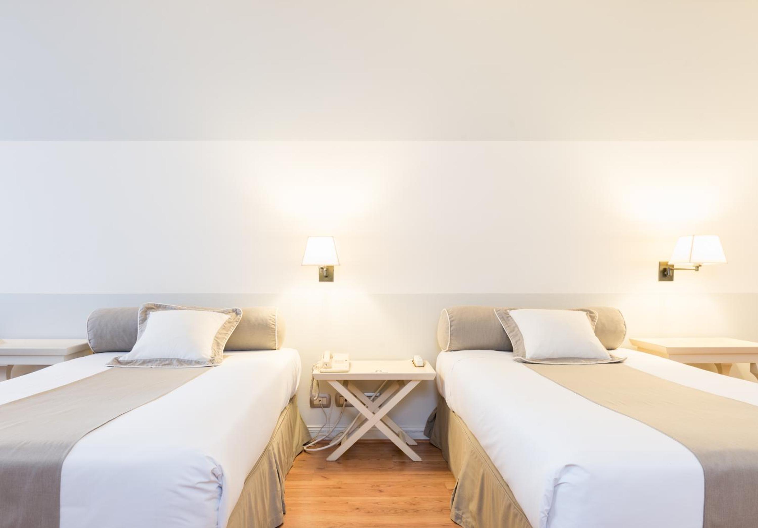 Superior Twin Room thumbnail 5