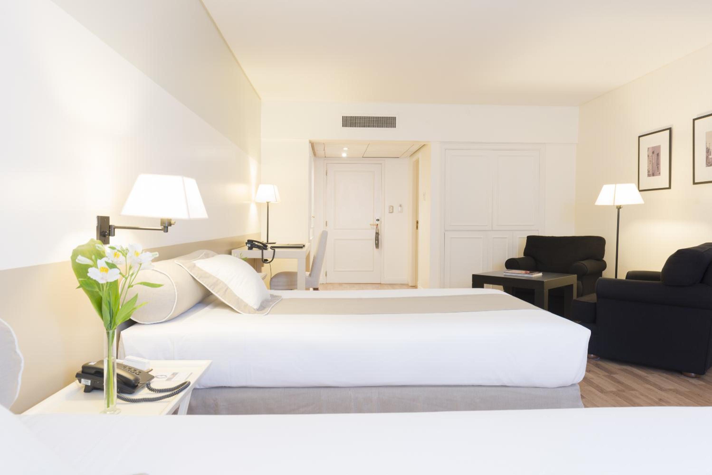 Superior Twin Room thumbnail 5