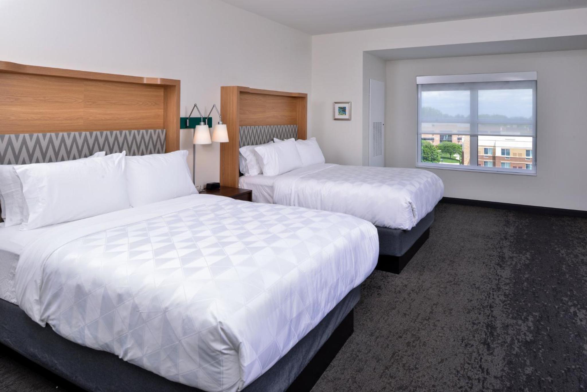 Standard Room with Two Queen Beds photo 3