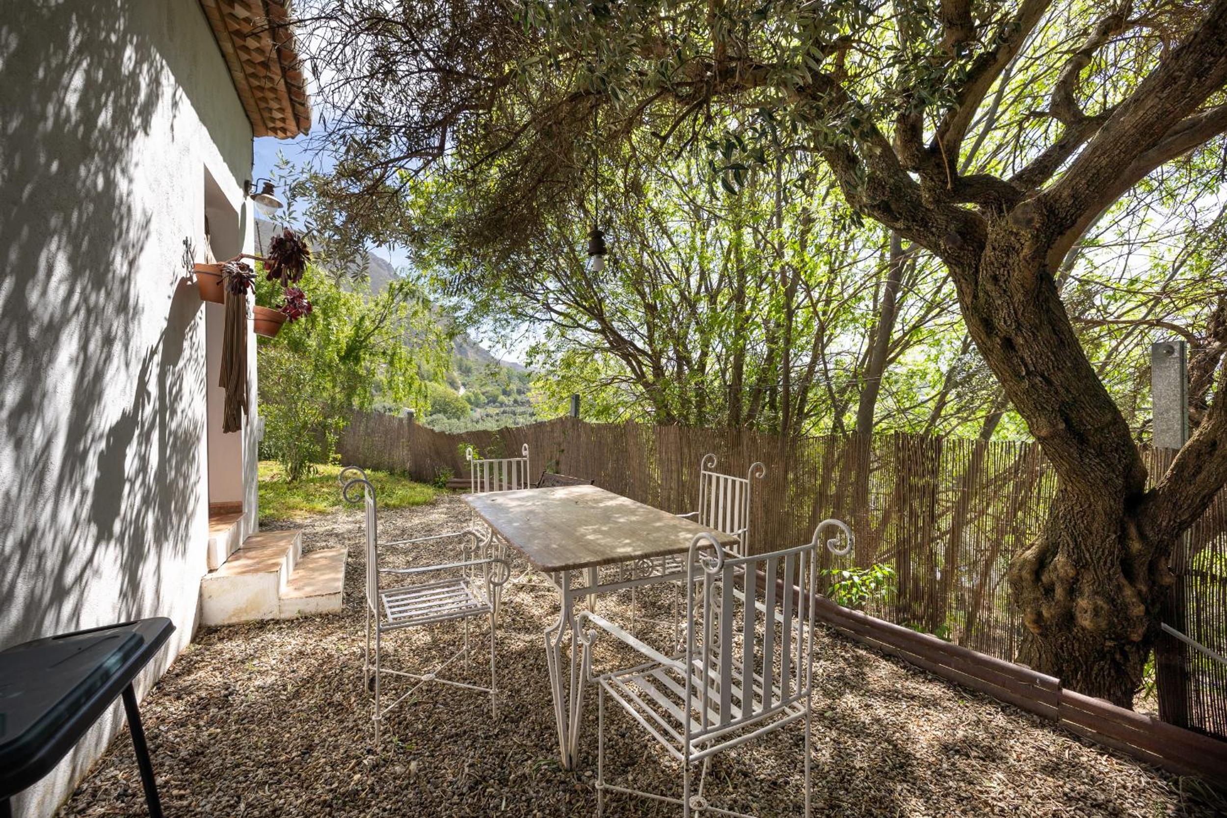 Apartment with Private Terrace - Photo 12