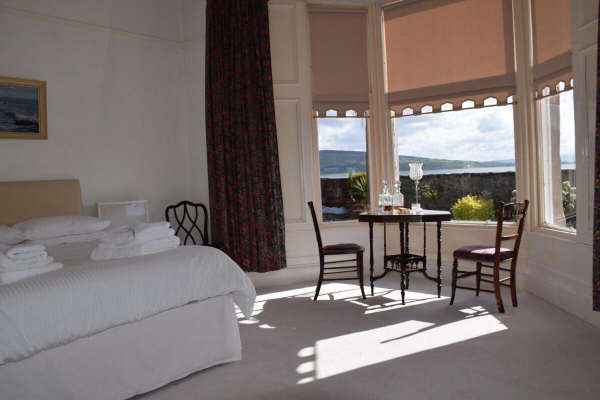 One-Bedroom Apartment with Sea View