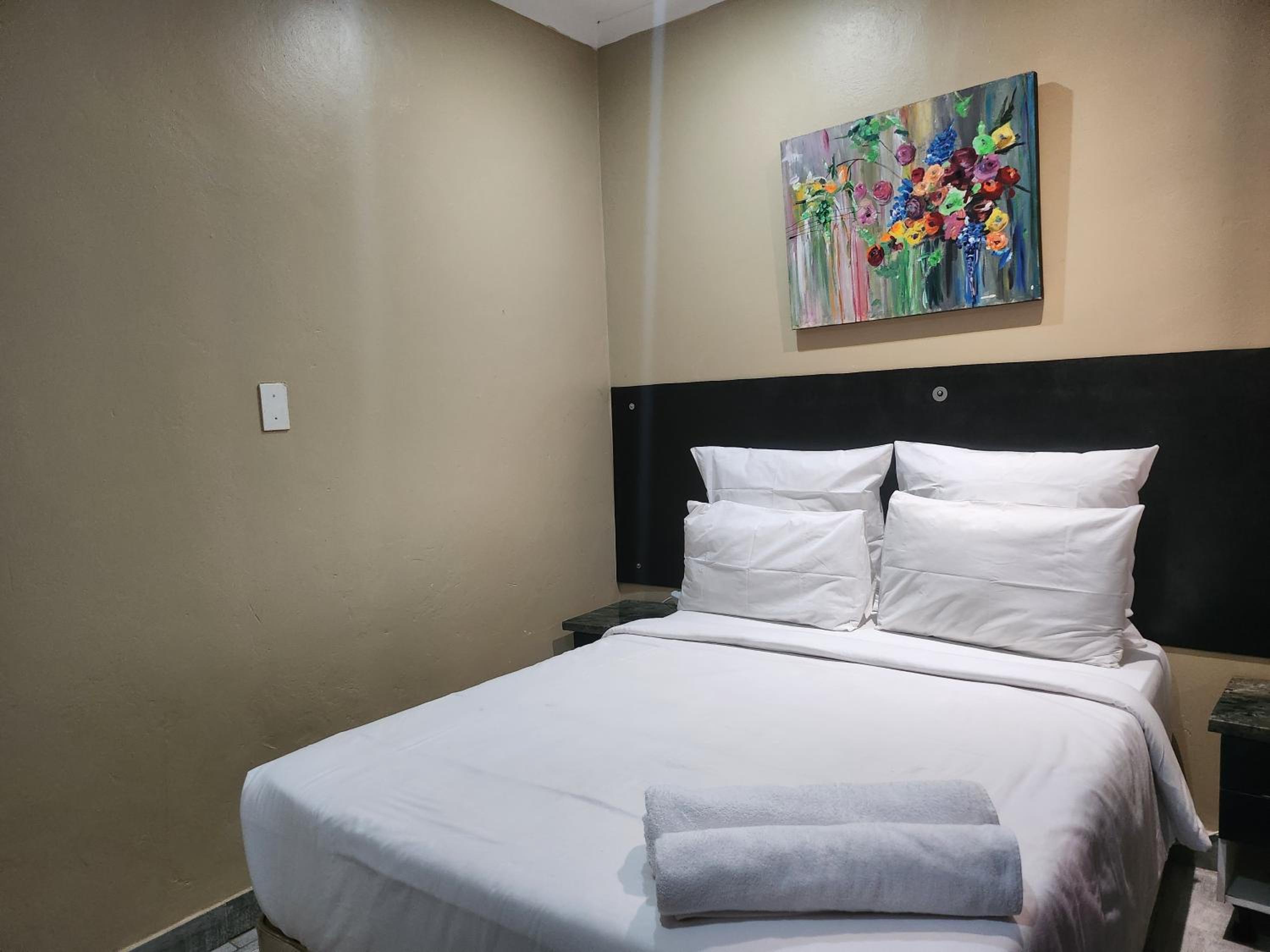 Two-Bedroom Apartment - Photo 3