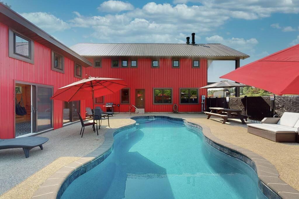 Six-Bedroom House photo 2