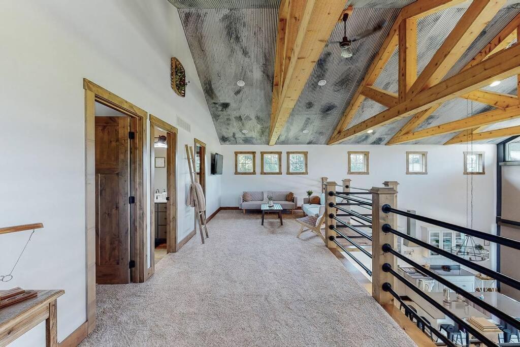 Six-Bedroom House photo 1