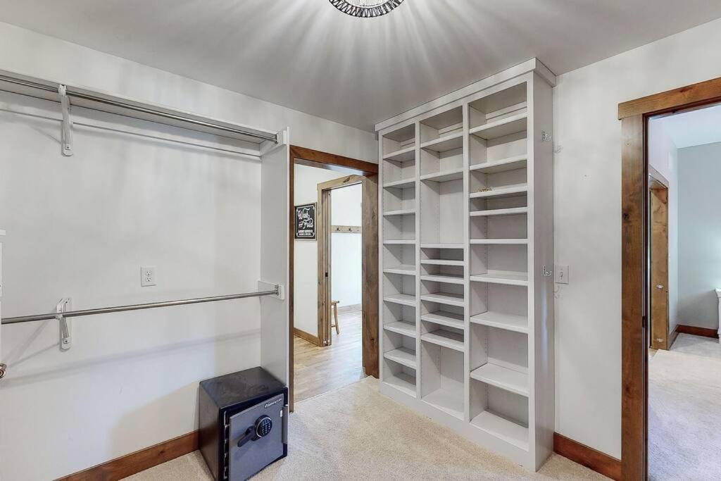 Six-Bedroom House photo 3