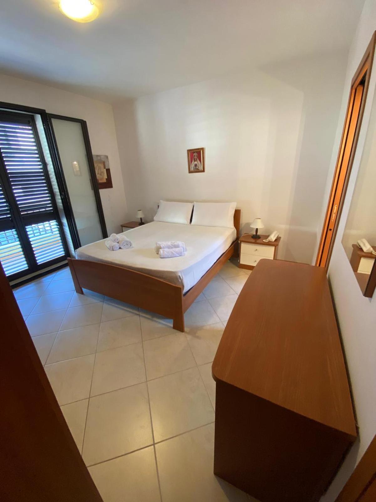 Standard King Room photo 1