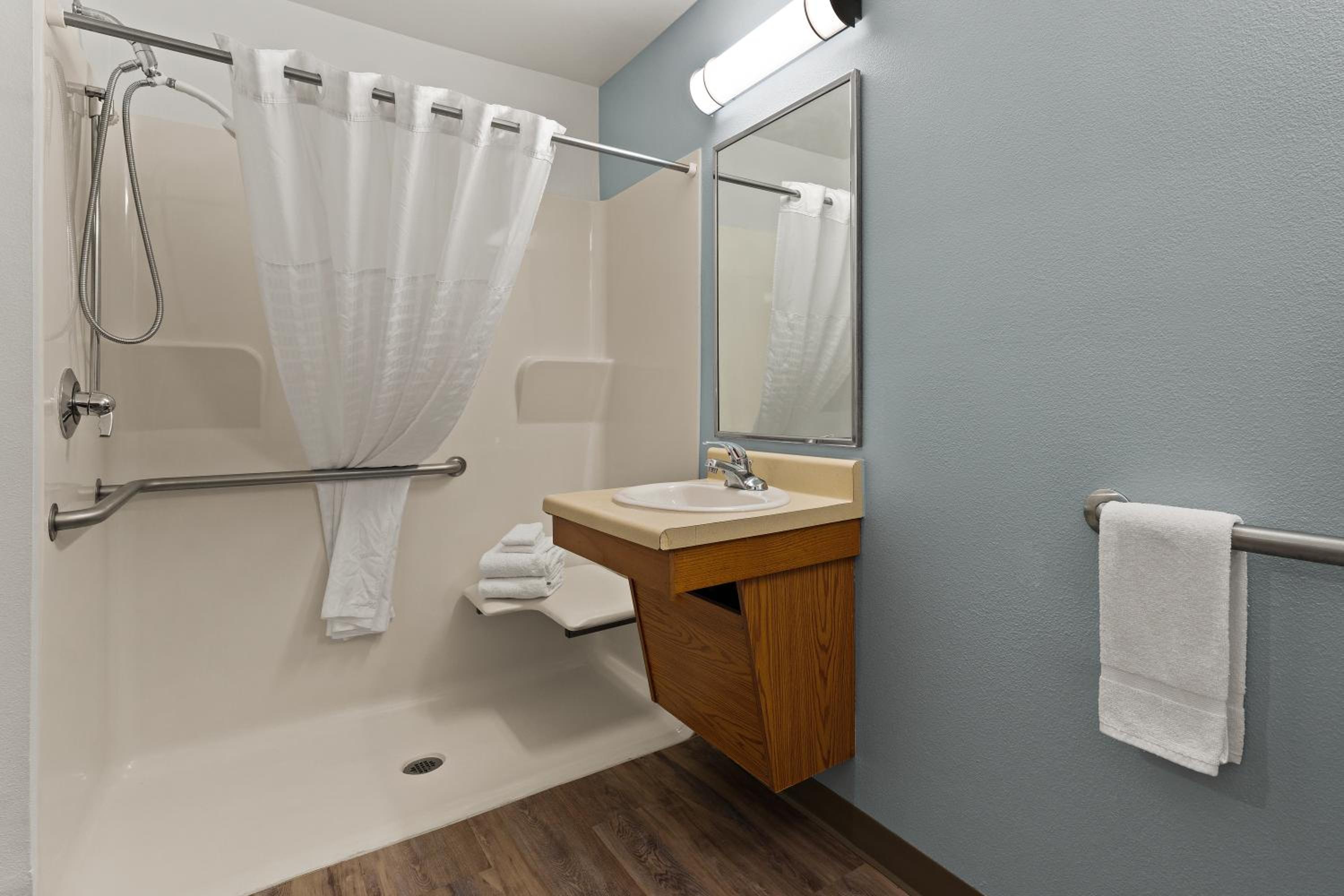 Queen Suite with Roll-In Shower - Disability Access/Non Smoking